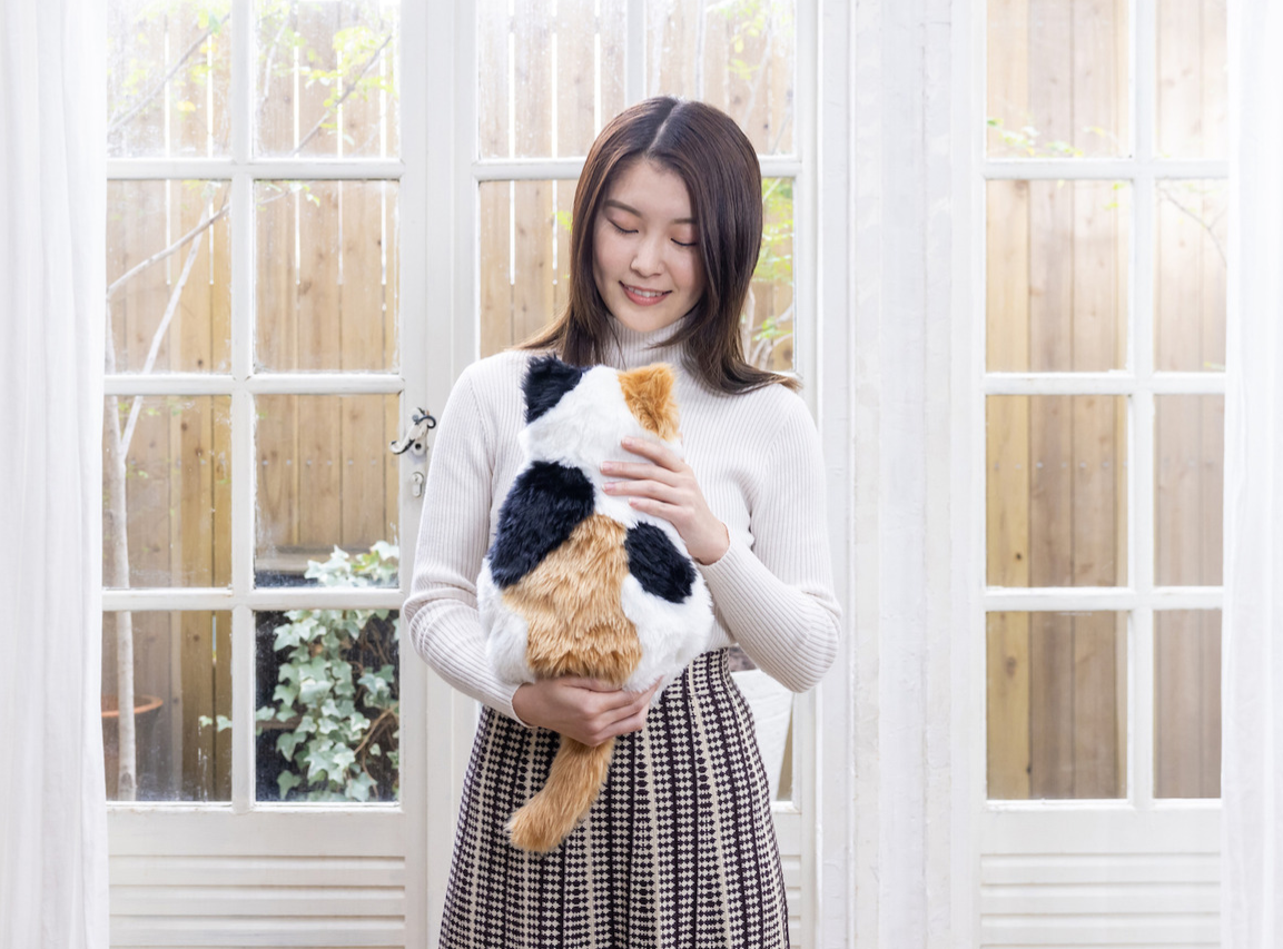 商品化リクエスト最多！「ほぼ猫クッション」の三毛猫バージョン