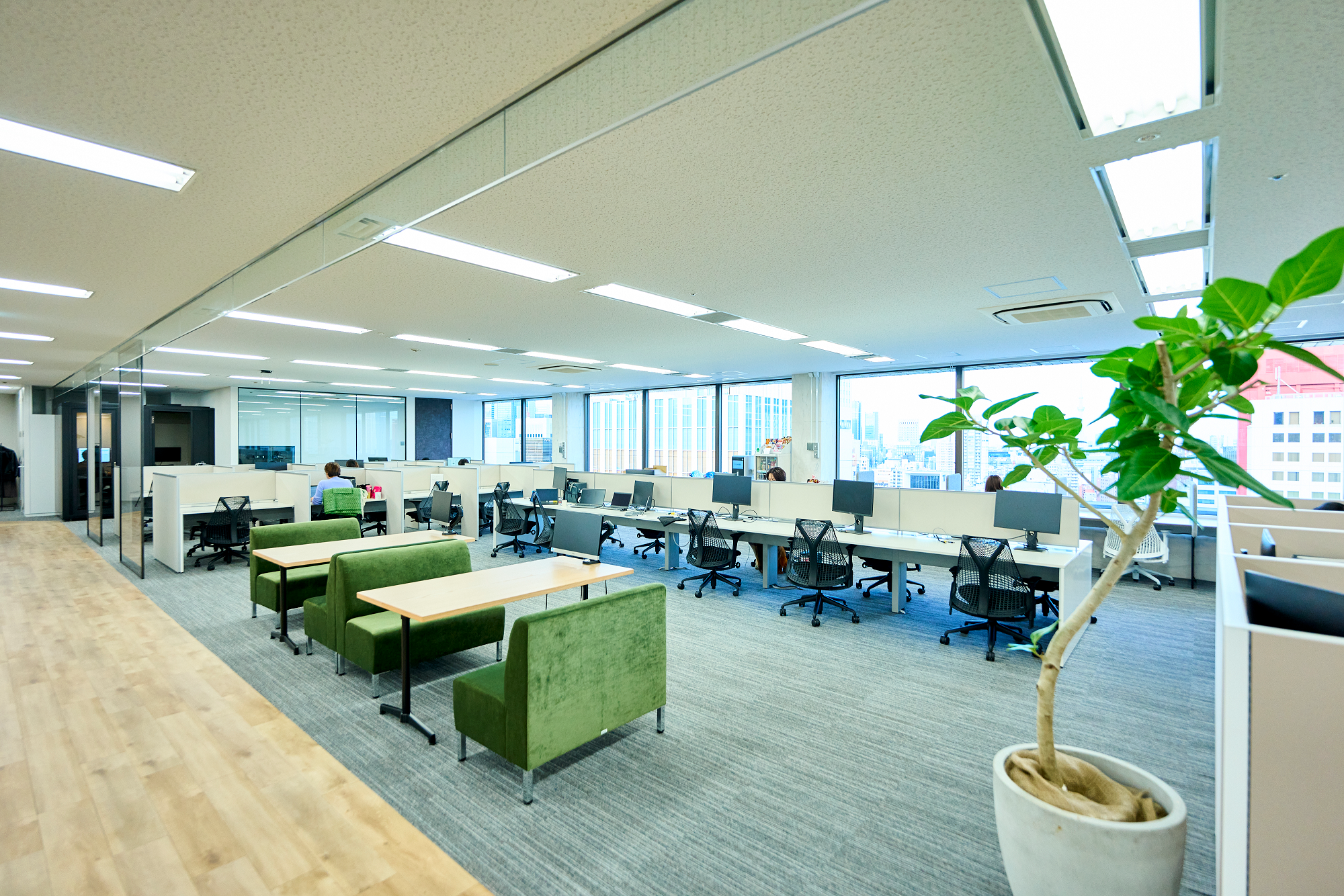 使いやすさとデザイン性の高さを兼ね備えた機能美を重視した設計で、「ふとしたきっかけで会話が始まる」空間をつくりました