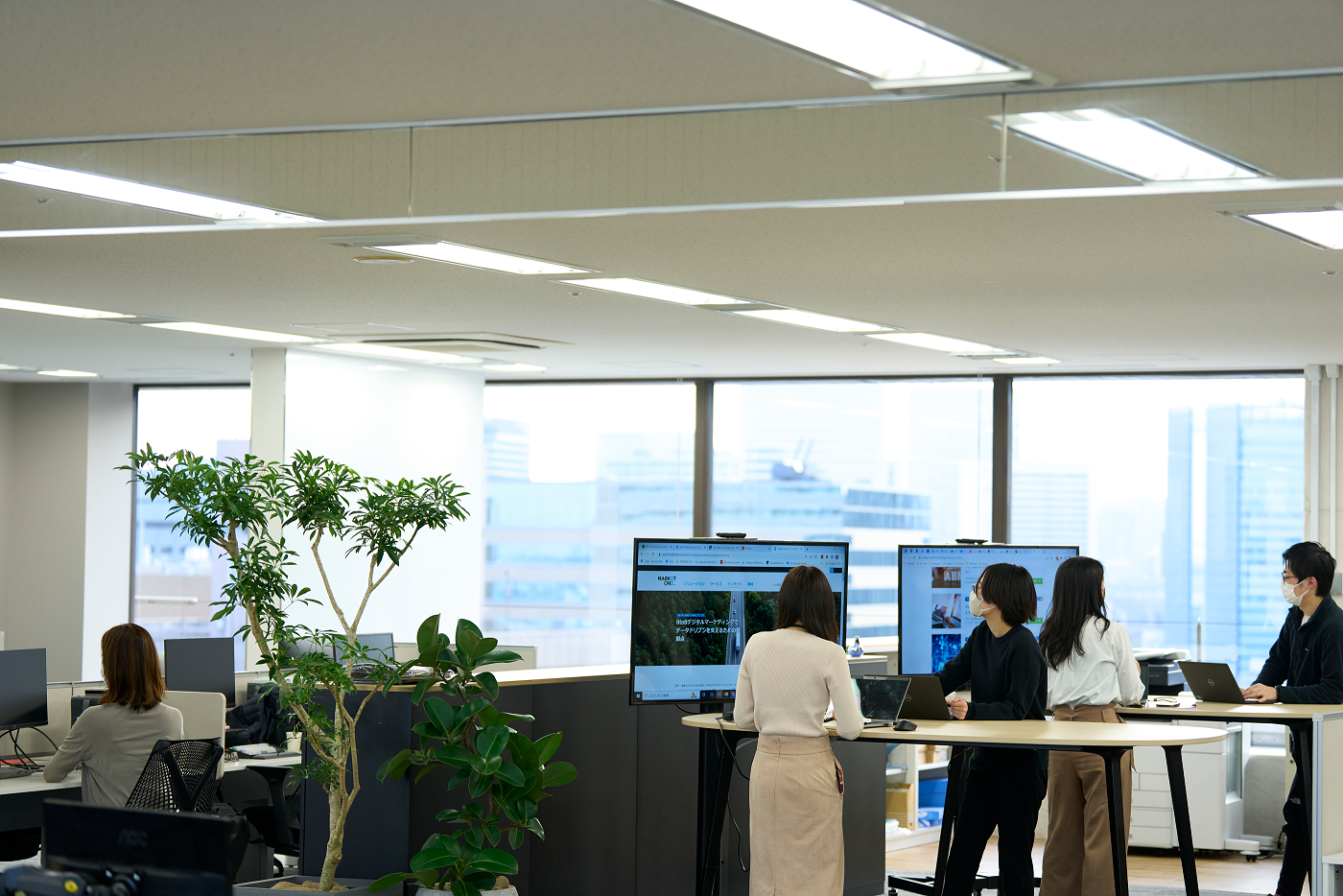 思い立ったときにすぐ集まり会話ができるミーティングスペースを各所につくりました