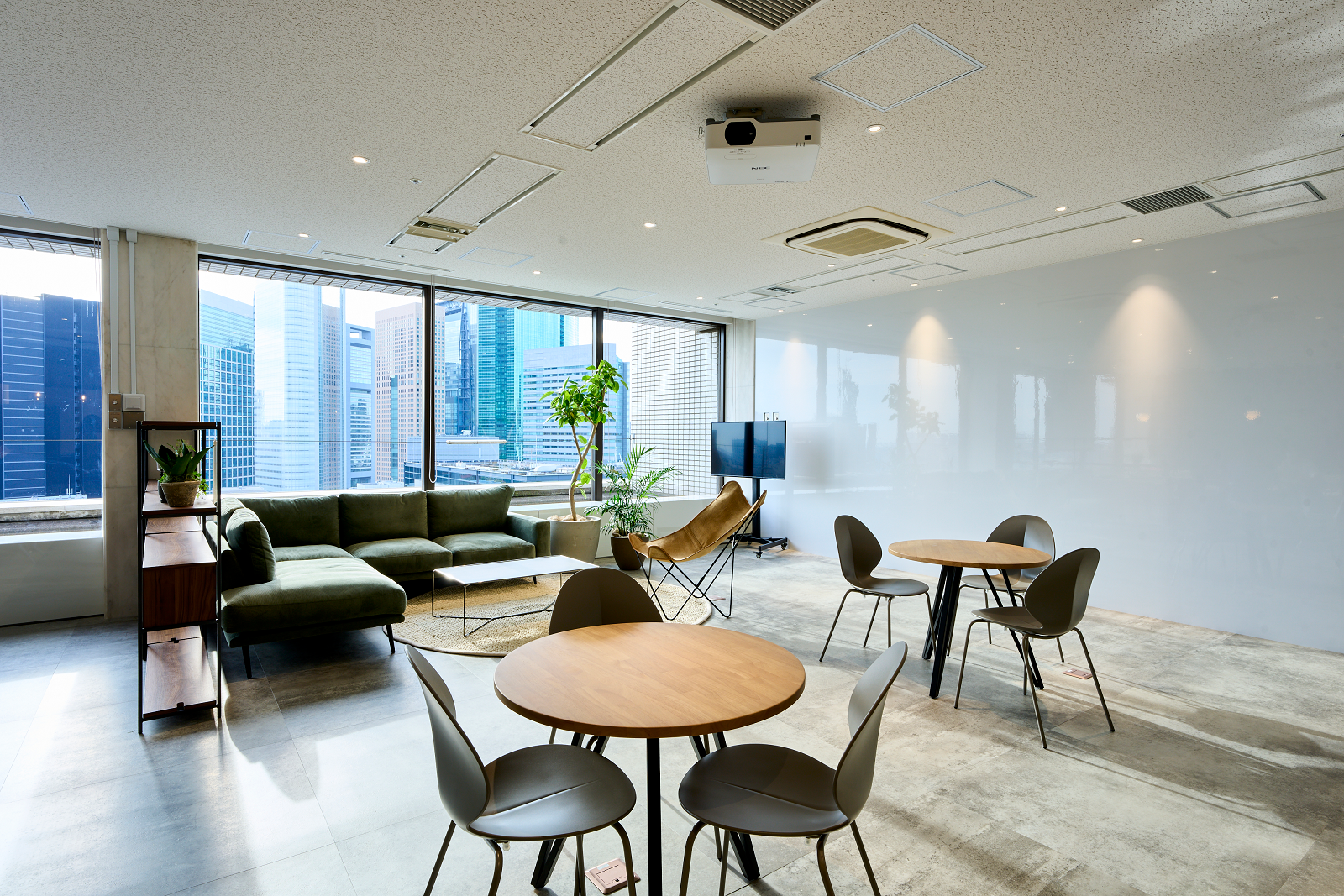 壁一面に高さ2メートル70センチほどのホワイトボードを設置し、考えを整理・発表しやすい空気をつくりました