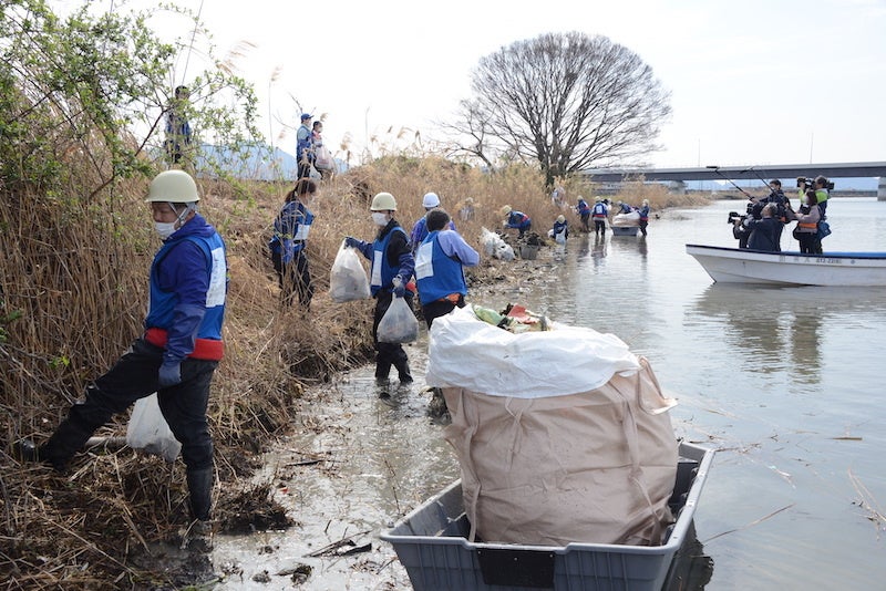 河口部エリアにある大量の漂着ごみの回収作業