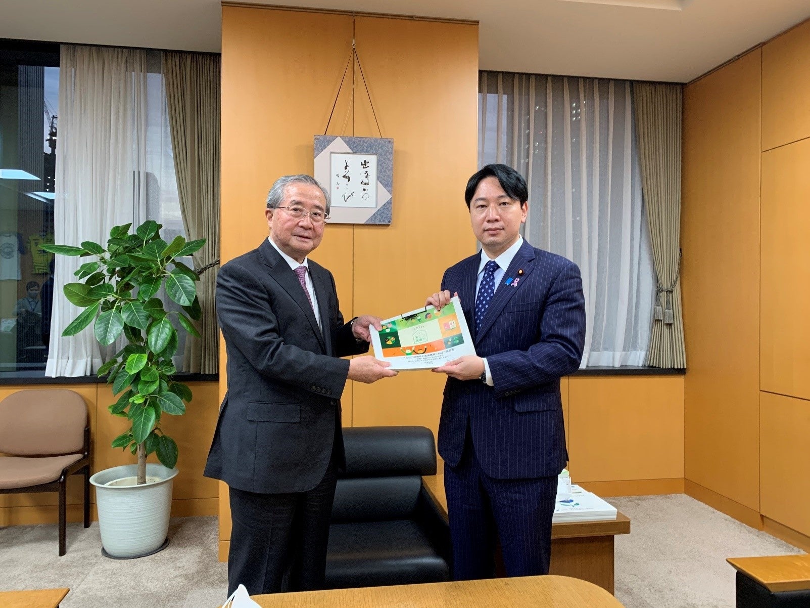 手交式当日の様子（左から尾形理事長、小倉大臣）