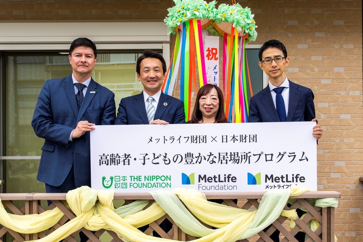 ＜開所式の様子：左からメットライフ生命 執行役 常務 チーフコーポレートアフェアーズオフィサー ポール・マイルズ、清瀬市市長 澁谷桂司、特定非営利活動法人 子育てネットワーク・ピッコロ 理事長 小俣みどり、日本財団 経営企画広報部部長 木田悟史＞