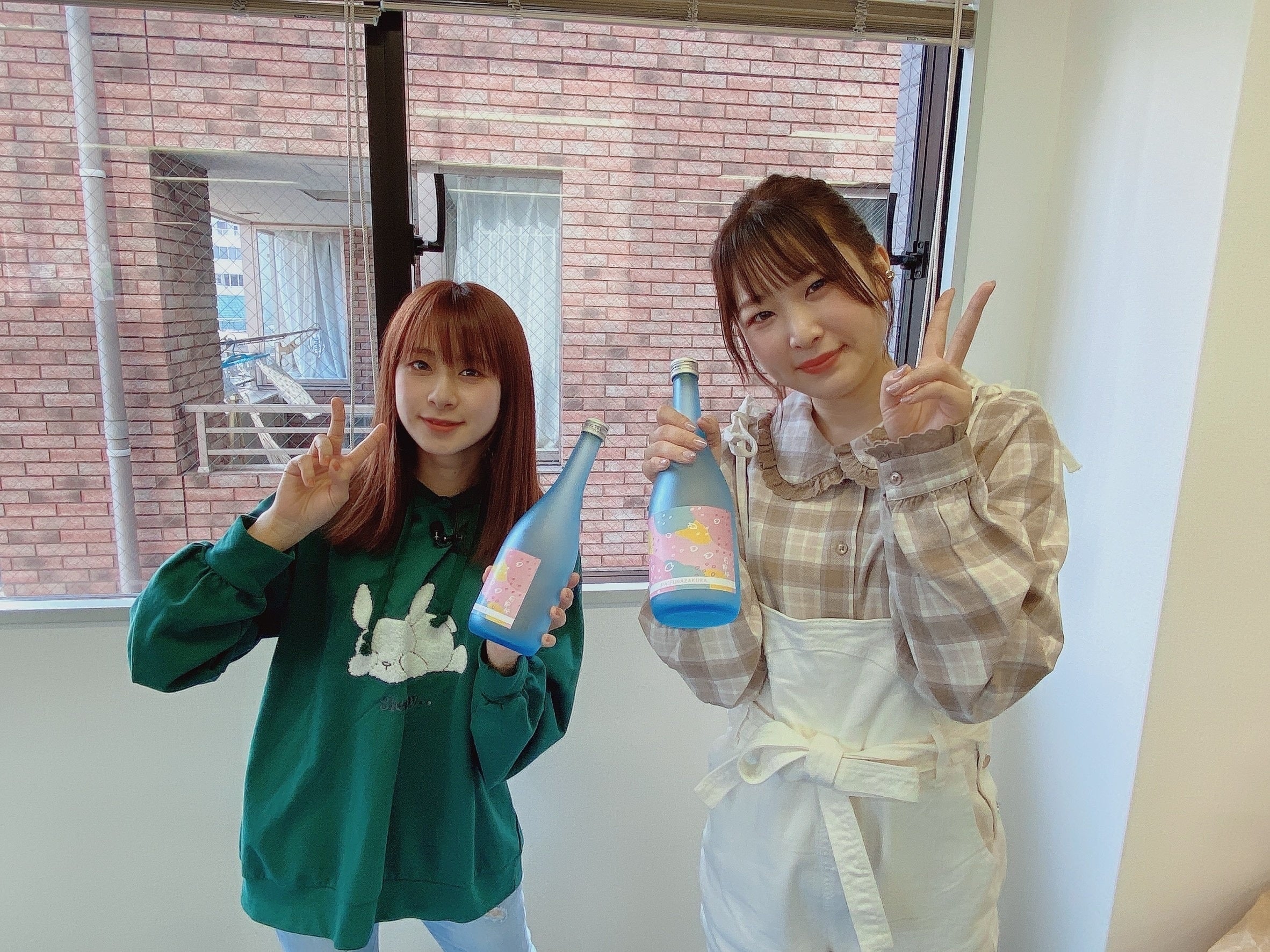 自身初プロデュースの「前船桜」に喜ぶ、前田佳織里(左)＆船戸ゆり絵（右）