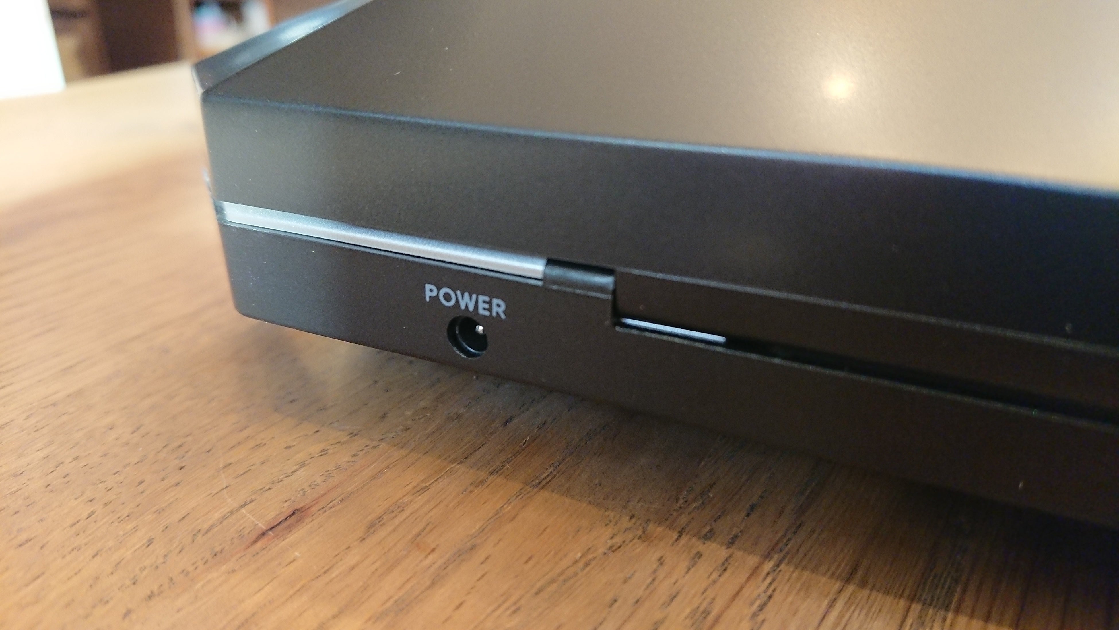 別売りのUSBケーブルをパソコンなどに繋ぐだけで除菌が開始される