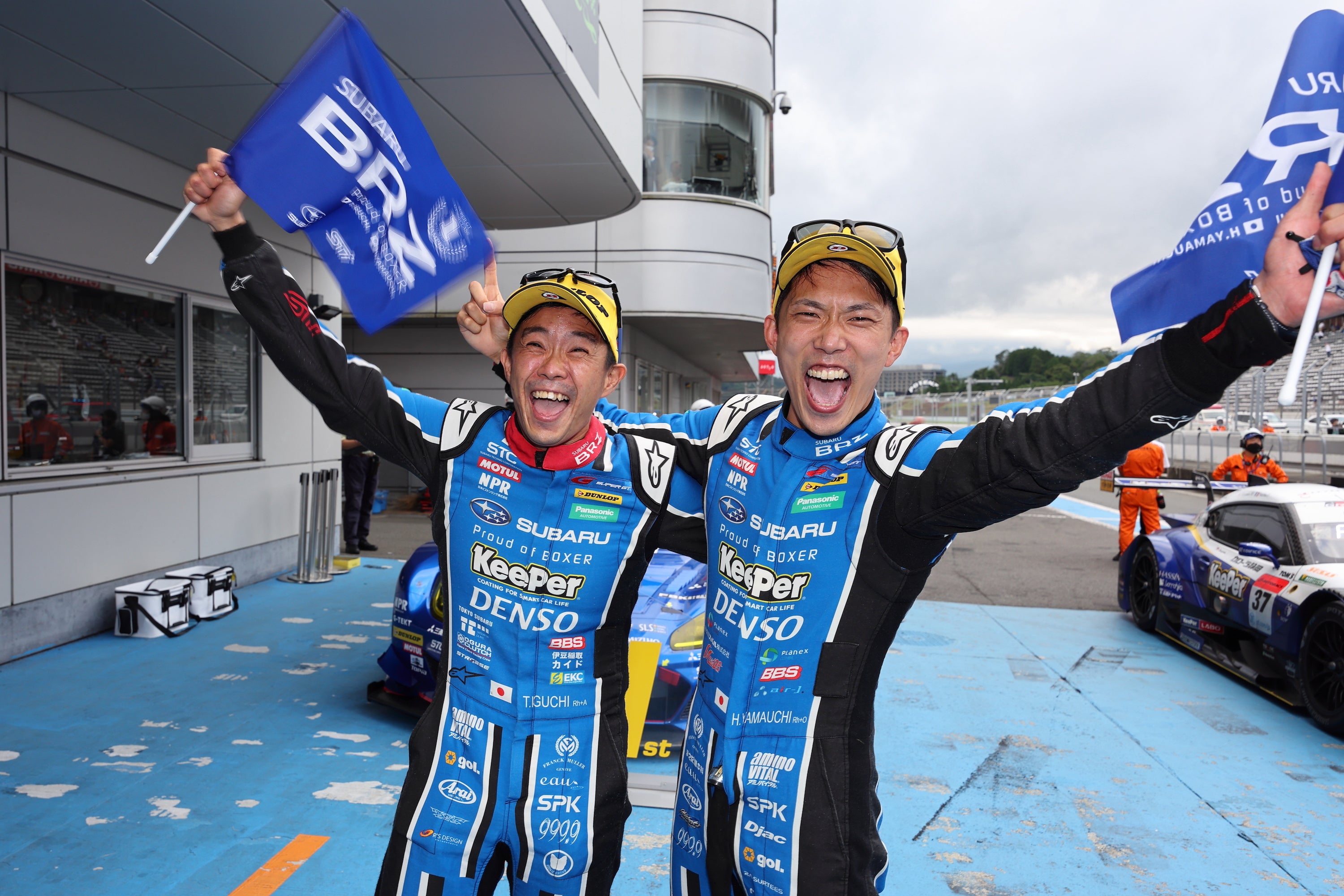 37 Keeper TOM'S GR Supraと#61 SUBARU BRZ R＆D SPORTSUPER GT