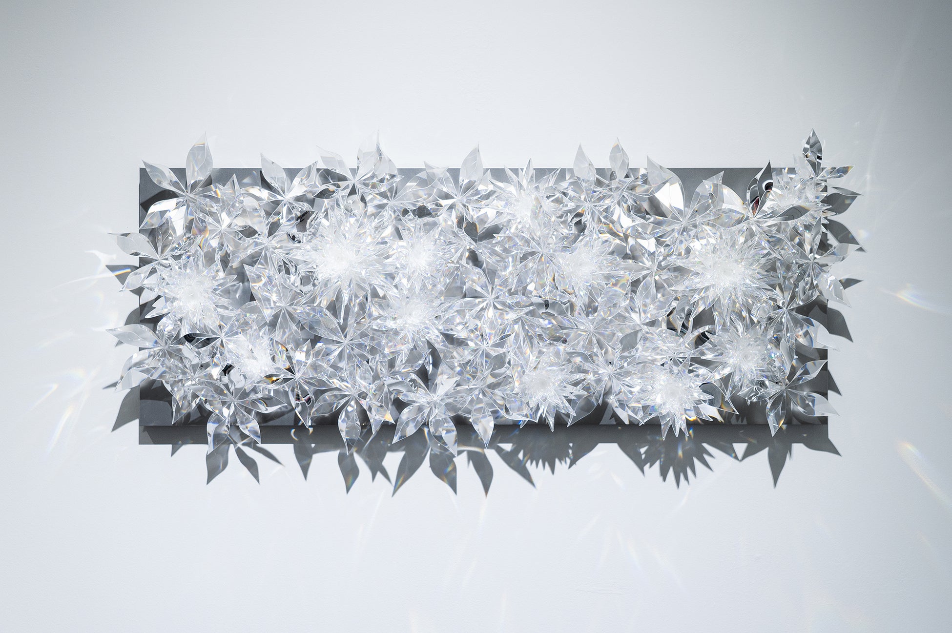 Prism Flower Wall #1 素材:プリズム光学樹脂・ステンレス