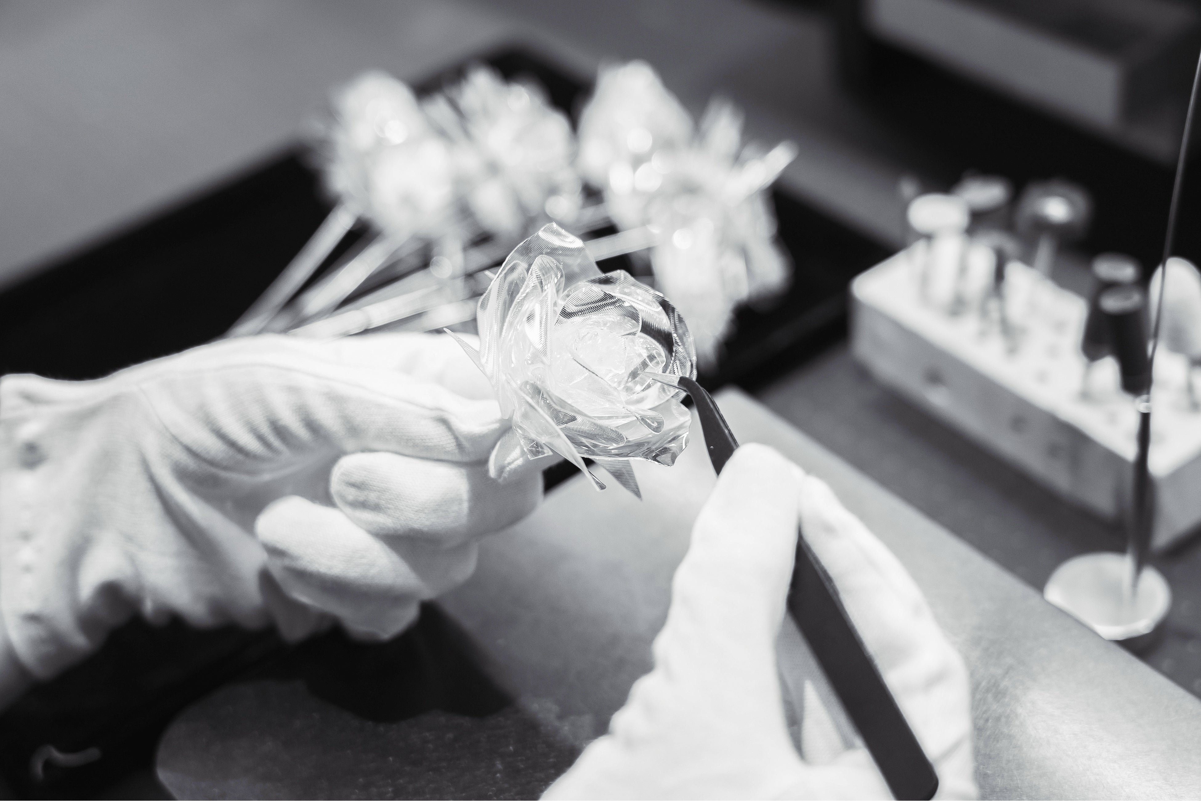 銀座のアトリエにて、スペシャリストが一点一点制作