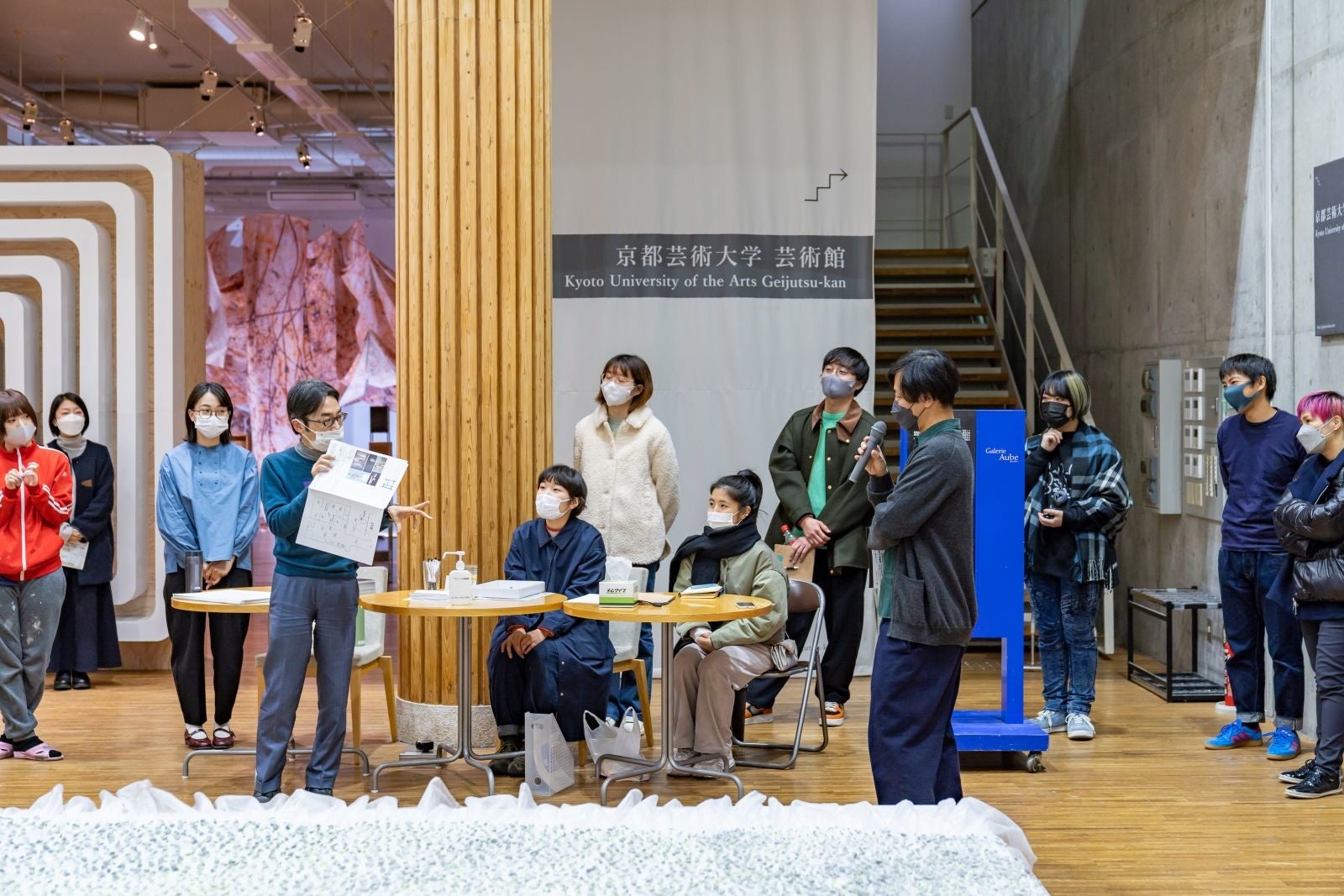 浅田彰氏、服部浩之氏らによる中間講評会の様子。