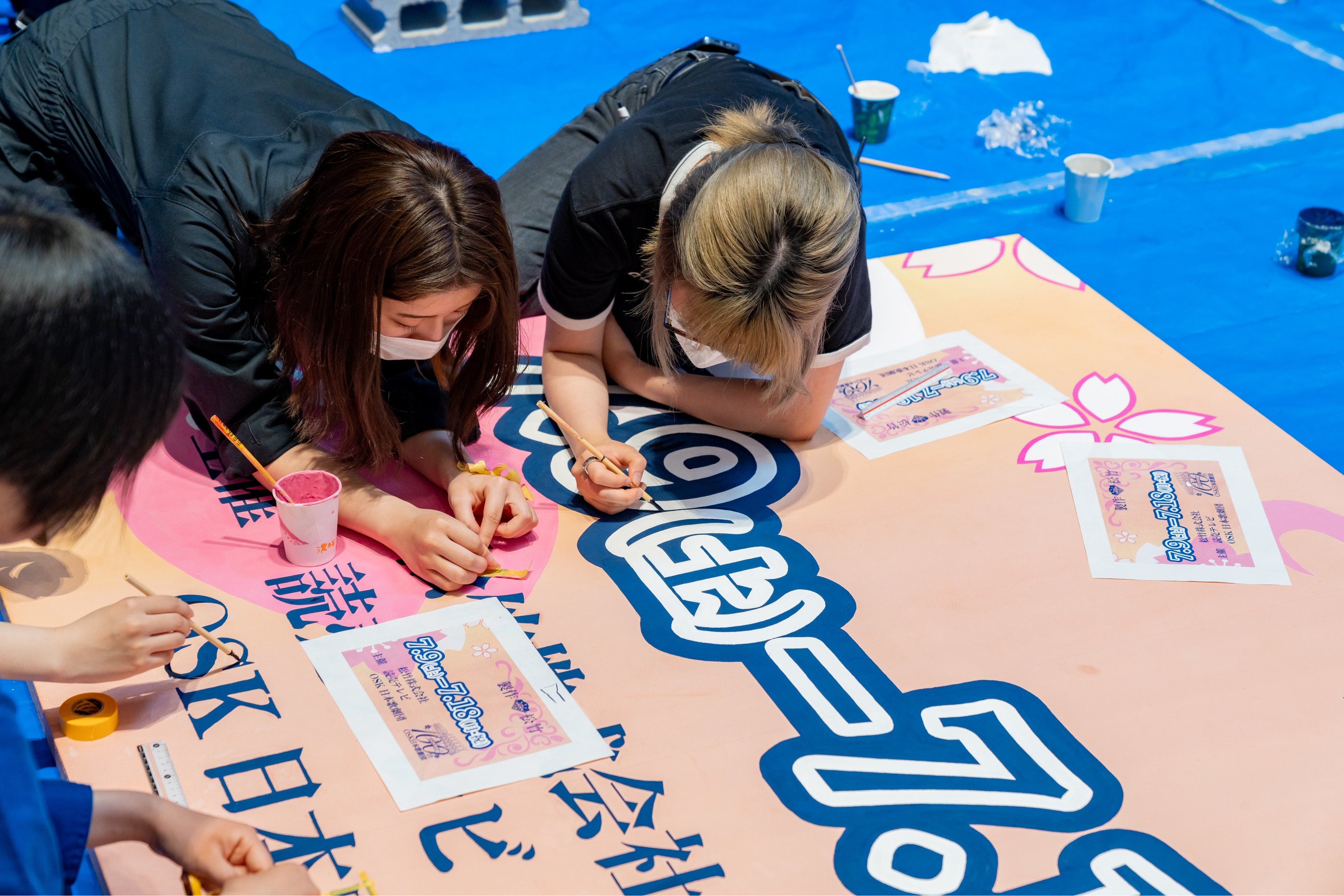 一文字看板を制作する学生の様子。