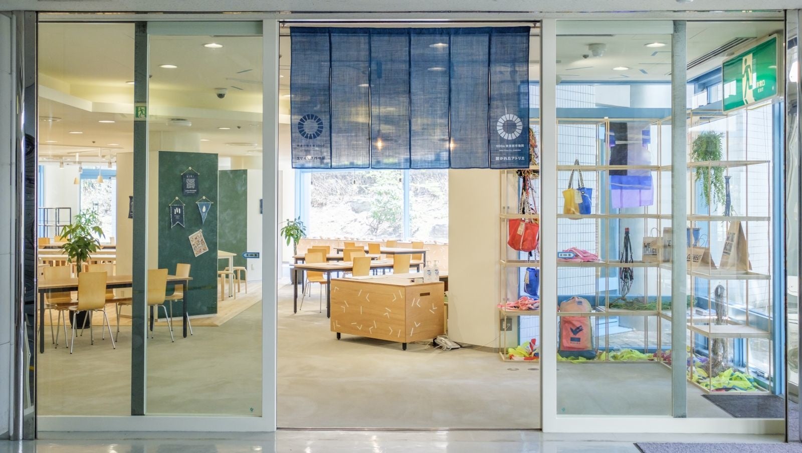 「開かれたアトリエ」（亀岡市役所B1F）。