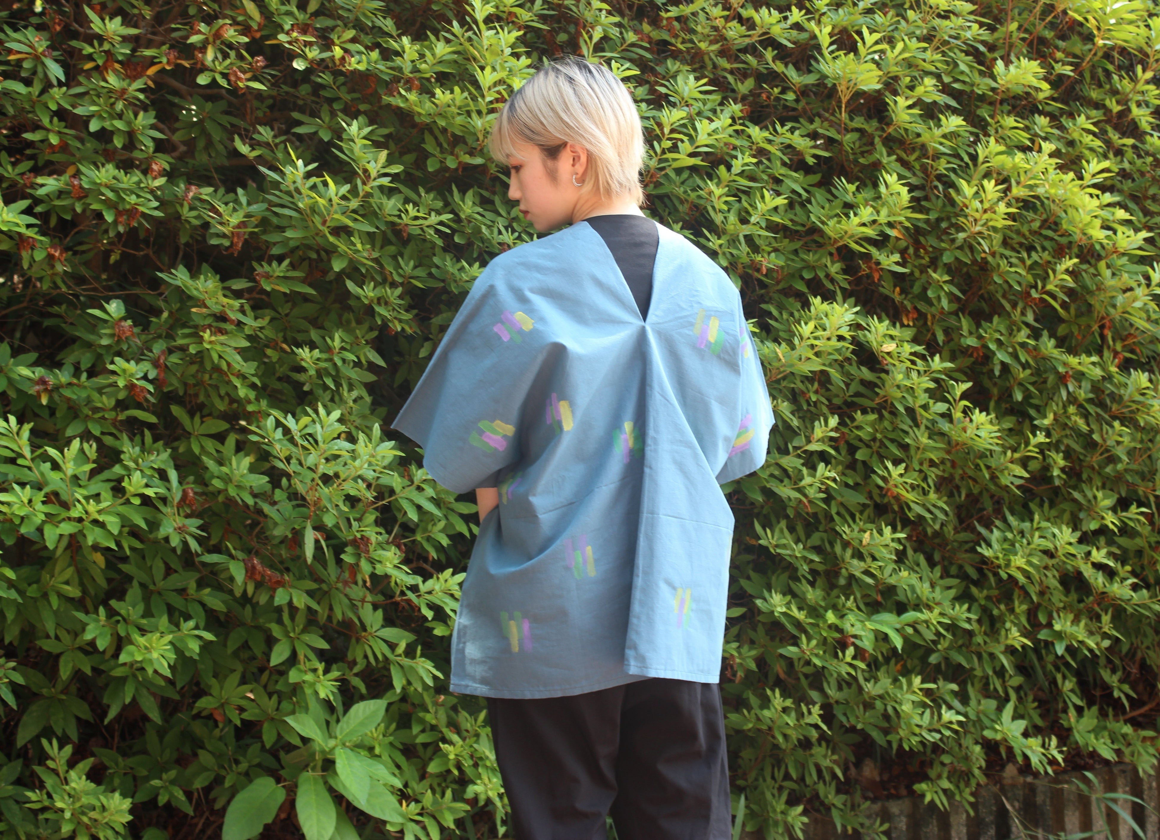 Tシャツのような感覚で着られる四角形衣。