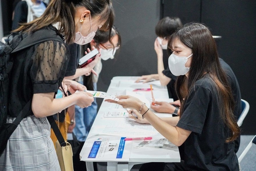 学生による受付対応