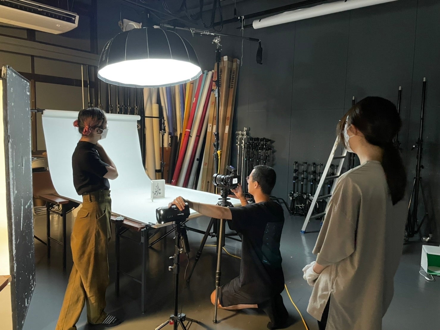 商品撮影も教員指導のもと、学生が撮影。