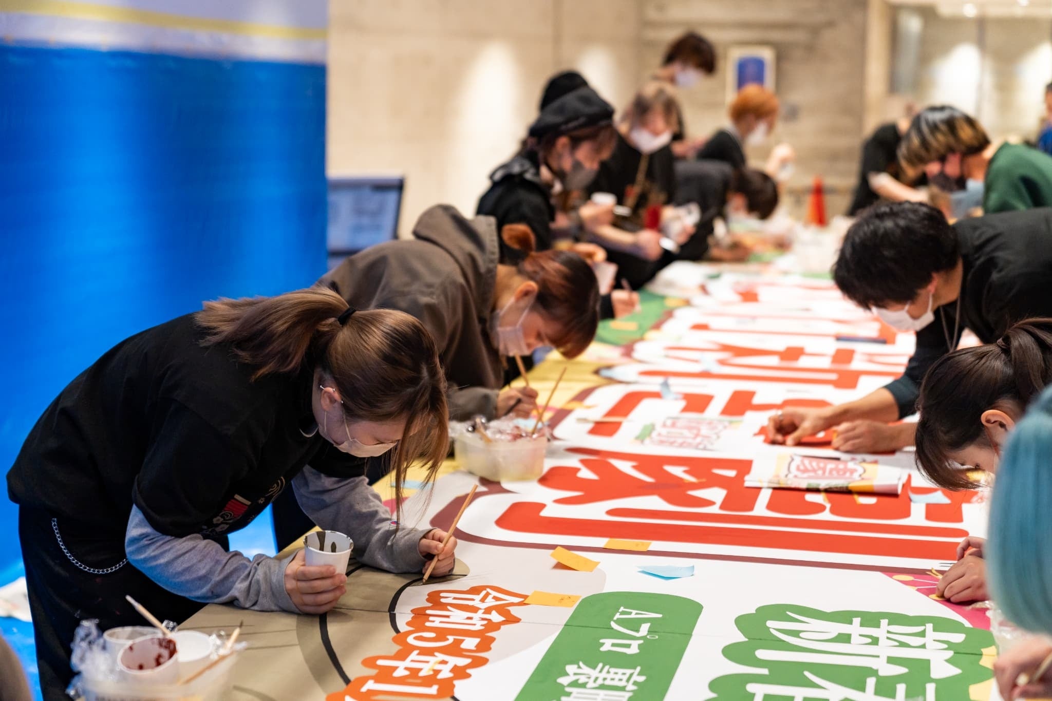 一文字看板を制作する学生の様子
