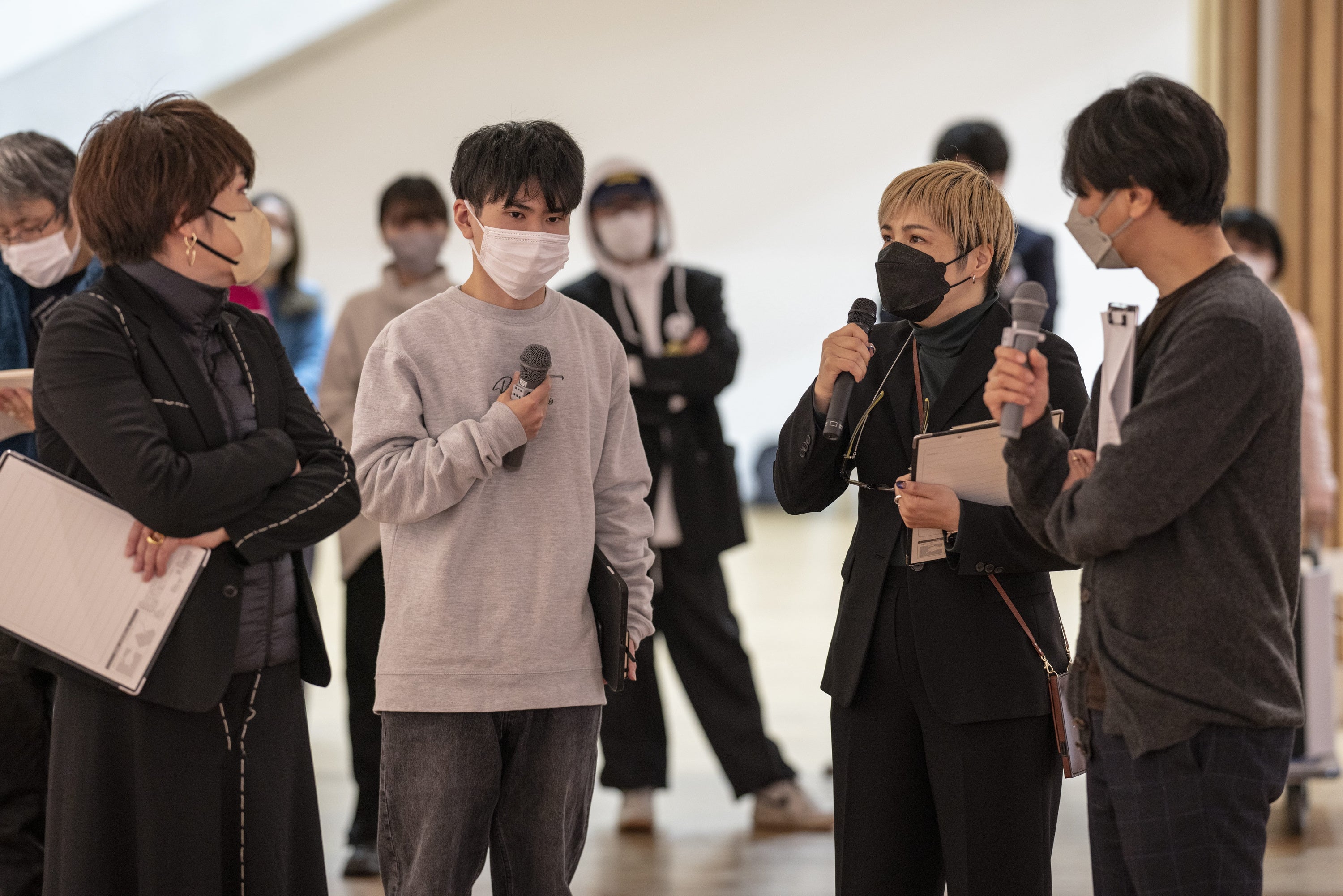 プレビュー展（中間発表展）での講評会の様子。（撮影：顧剣亨）