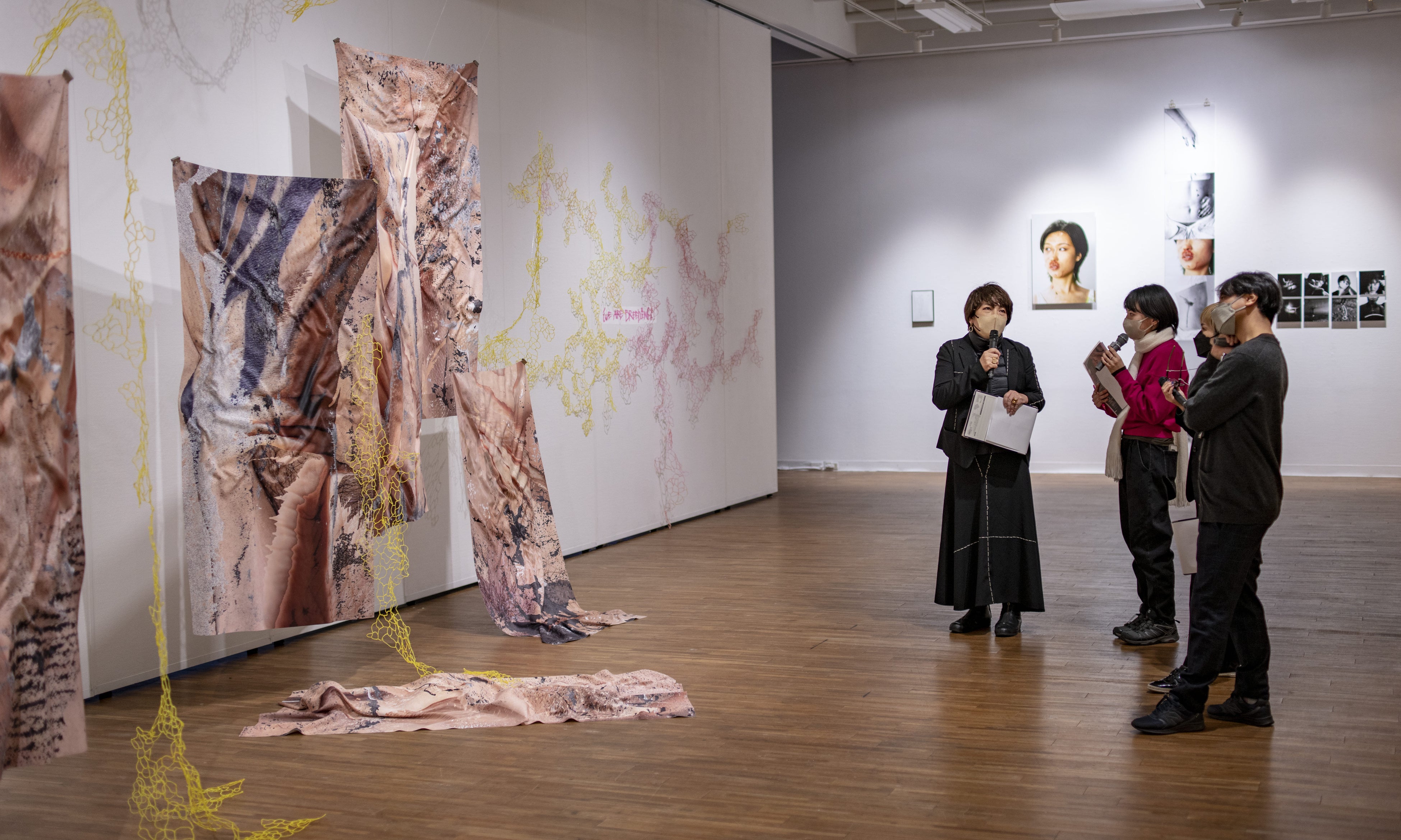 プレビュー展（中間発表展）での講評会の様子。（撮影：顧剣亨）