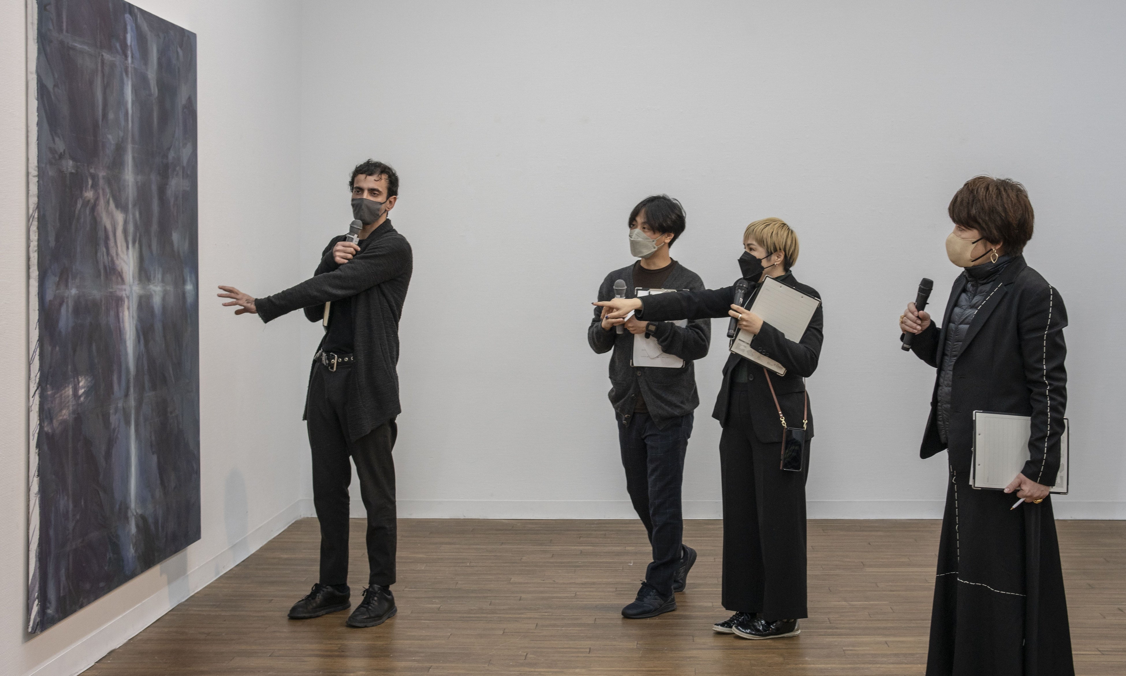 プレビュー展（中間発表展）での講評会の様子。（撮影：顧剣亨）