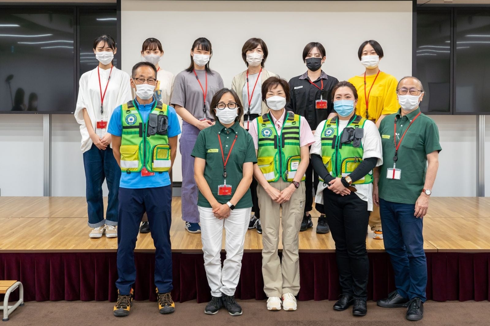 日本DMORTと舞台芸術学科の学生。