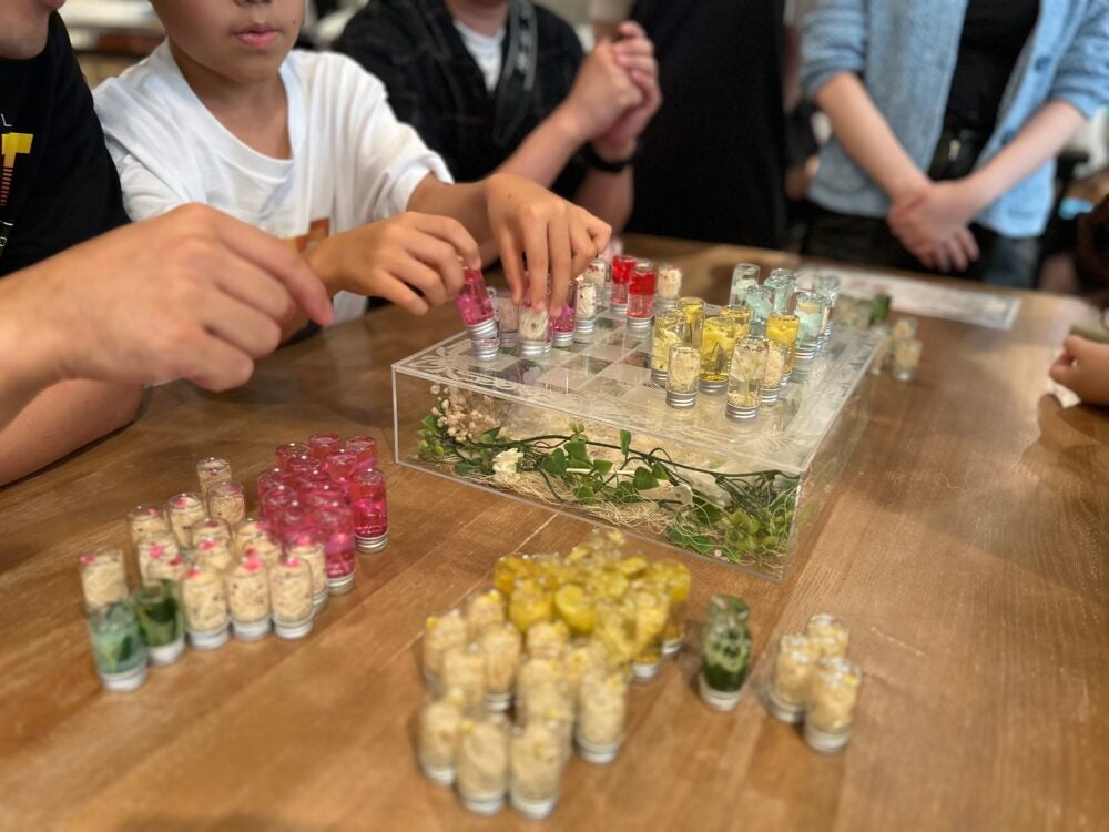 「Flower Spread」ゲームゼミ花組の鎌田楓さんによる試遊とプレゼンの様子