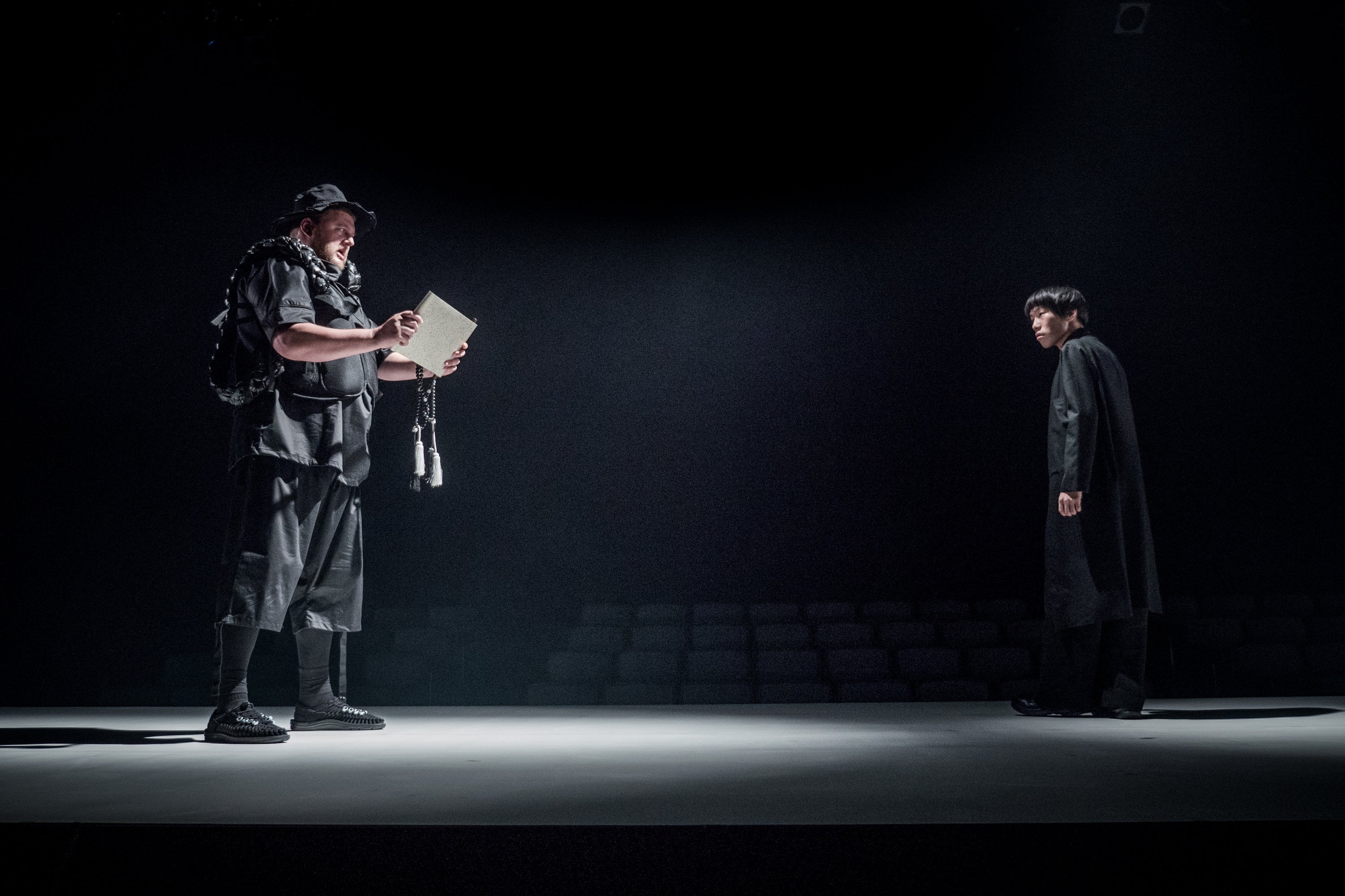 木ノ下歌舞伎『勧進帳』（2016）(監修・補綴：木ノ下裕一　演出・美術：杉原邦生　撮影：井上嘉和　提供：KYOTO EXPERIMENT事務局)