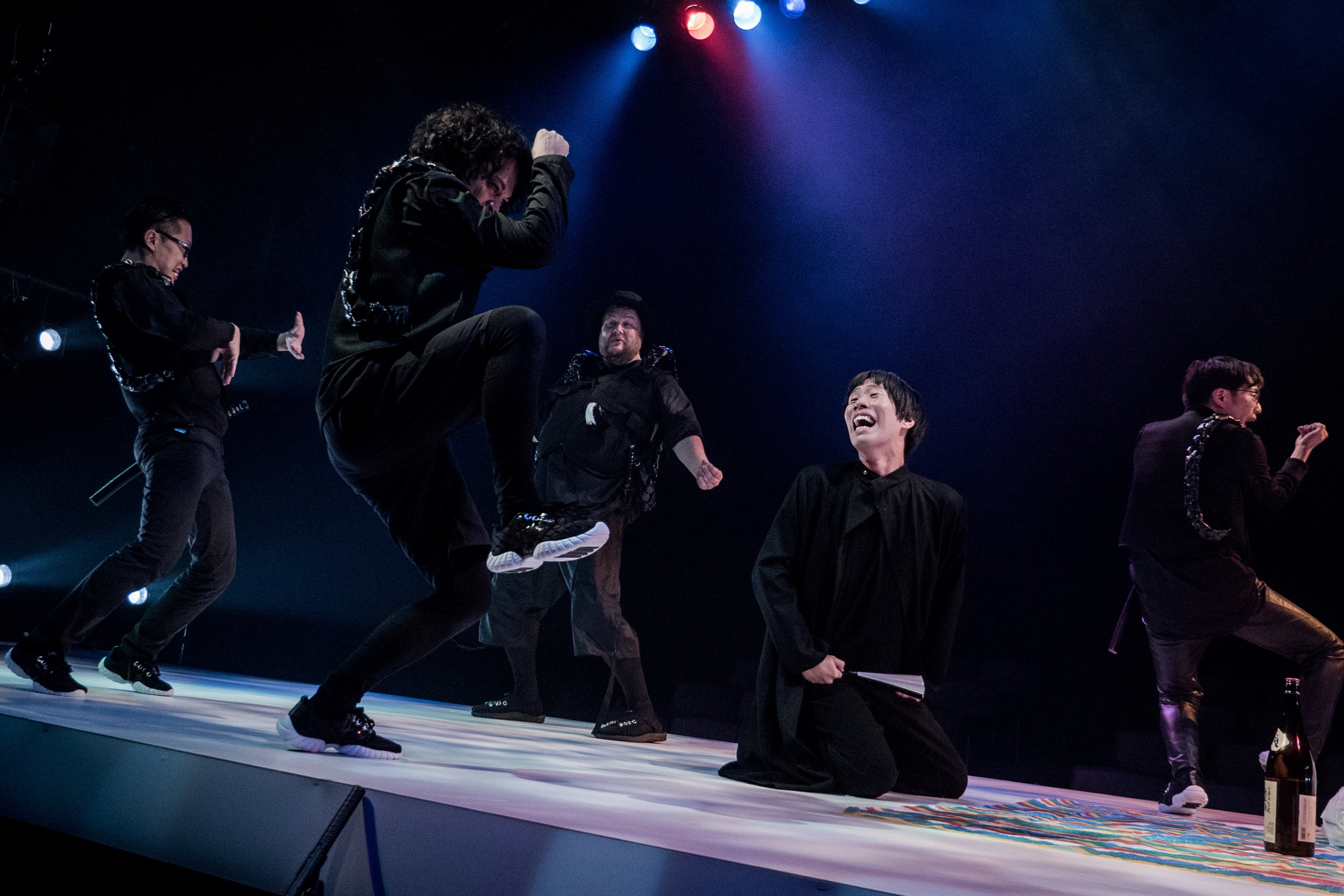 木ノ下歌舞伎『勧進帳』（2016）(監修・補綴：木ノ下裕一　演出・美術：杉原邦生　撮影：井上嘉和　提供：KYOTO EXPERIMENT事務局)