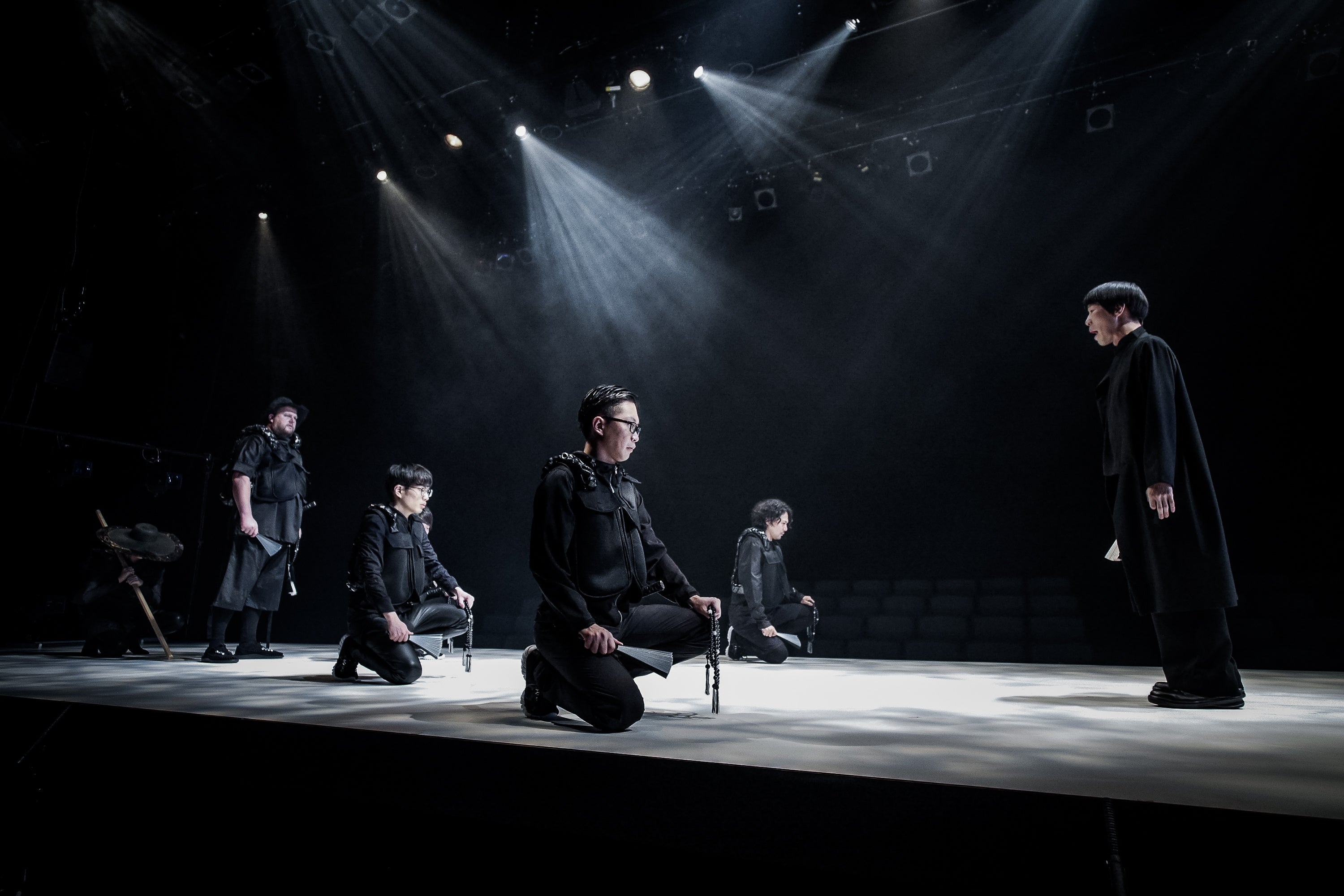 木ノ下歌舞伎『勧進帳』（2016）(監修・補綴：木ノ下裕一　演出・美術：杉原邦生　撮影：井上嘉和　提供：KYOTO EXPERIMENT事務局)