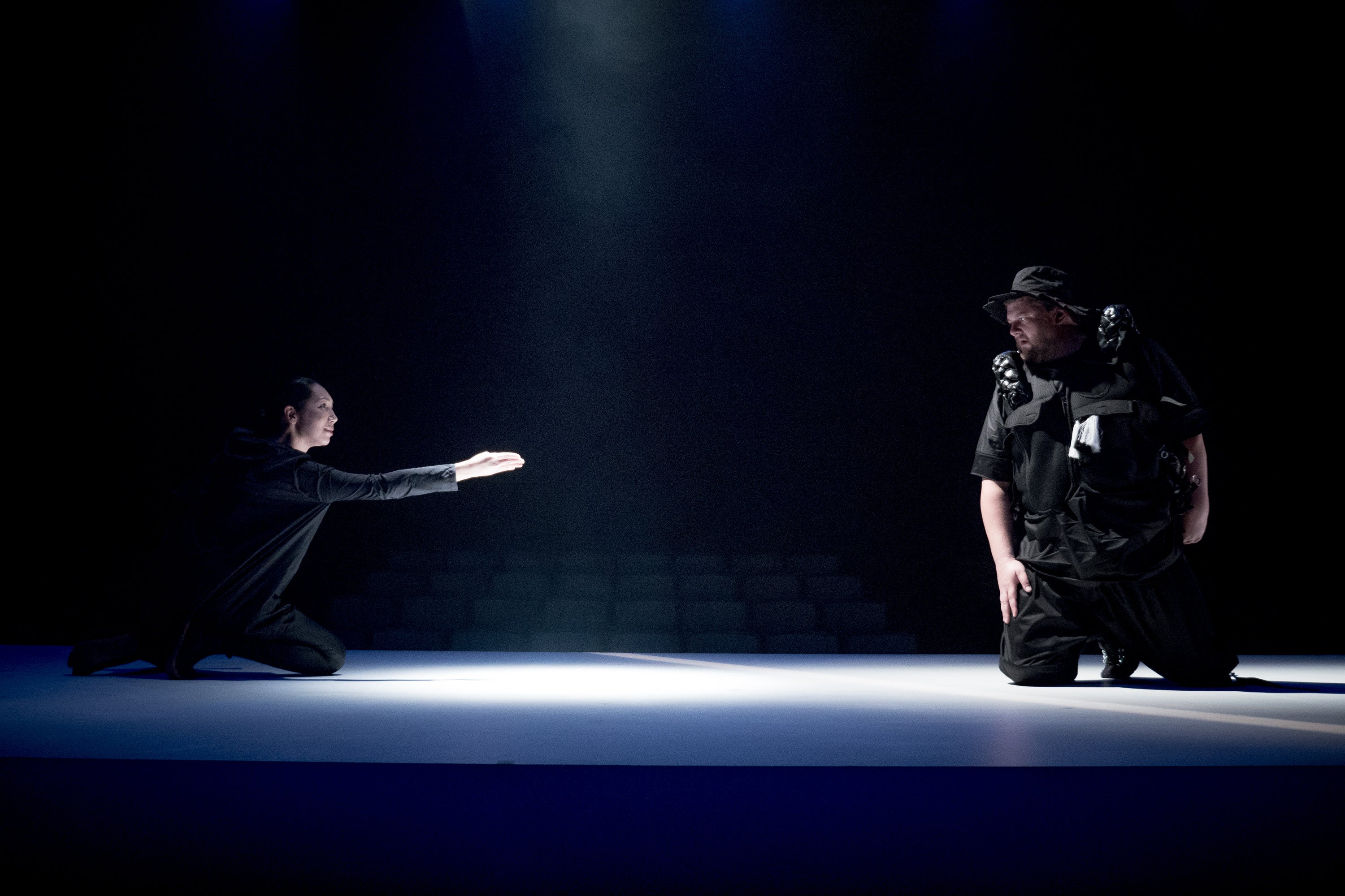 木ノ下歌舞伎『勧進帳』（2016）(監修・補綴：木ノ下裕一　演出・美術：杉原邦生　撮影：井上嘉和　提供：KYOTO EXPERIMENT事務局)