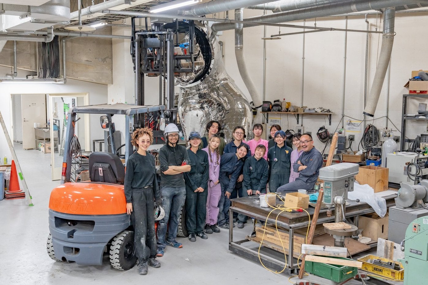 ヤノベケンジ教授（写真右）とプロジェクトチーム