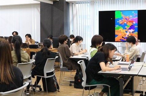 プレゼン中は学生たちの感想をリアルタイムでスクリーンに表示し、学びを共有します。