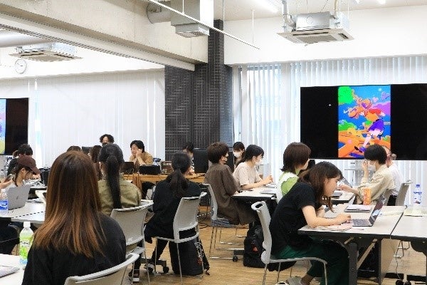 プレゼン中は学生たちの感想がリアルタイムでスクリーンに表示され学びが共有されました。