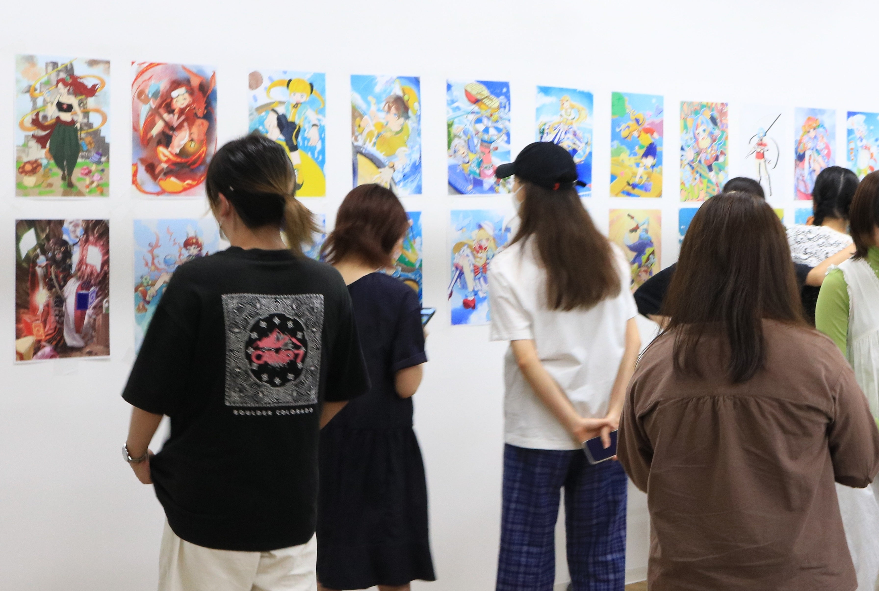 壁一面に張り出された作品。学生たちはプレゼン前にお互いの作品を細部までチェックします。