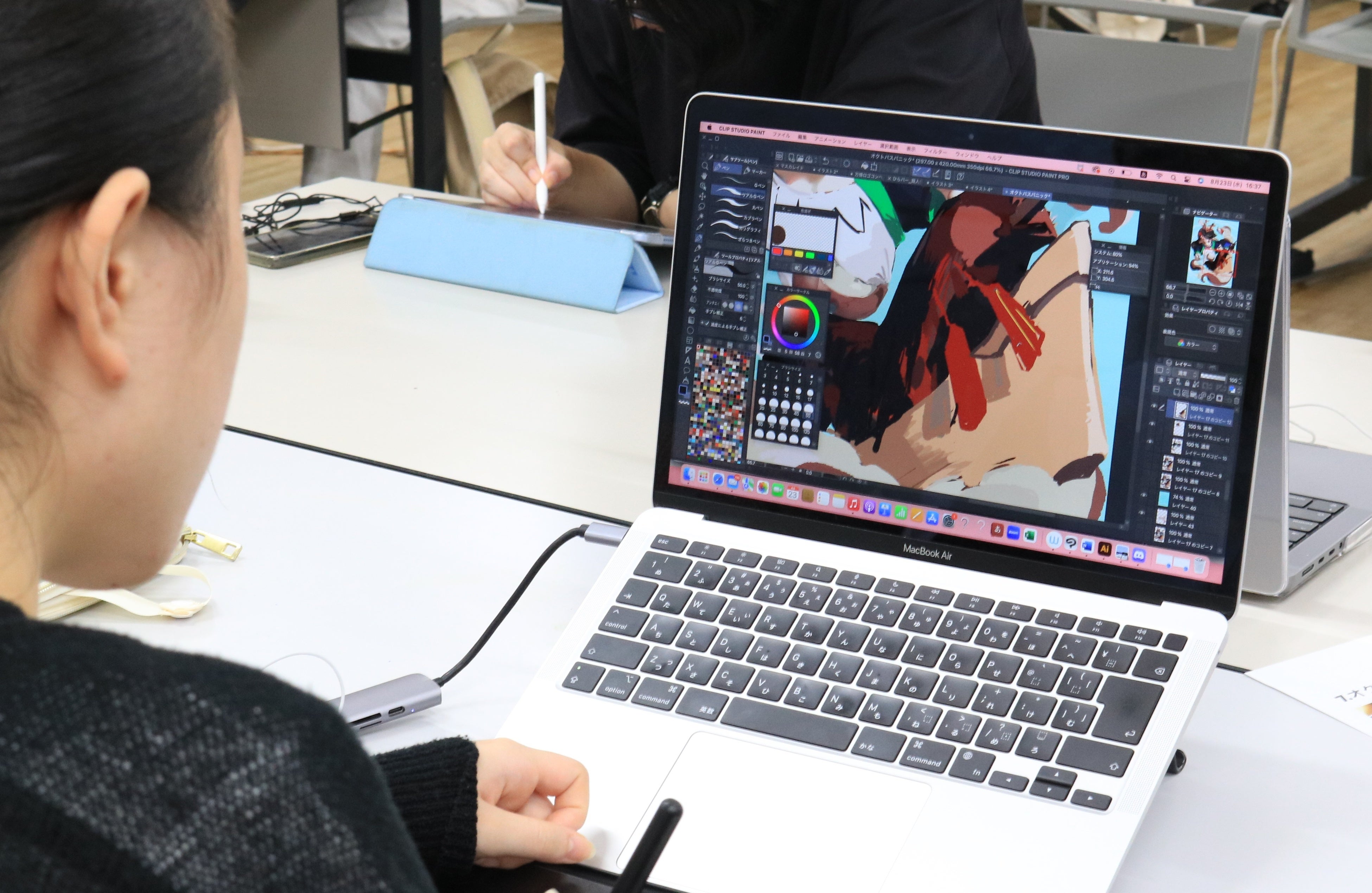 リサーチ結果をもとに自ら設定したキャラクターに沿った擬人化イラストを制作します。