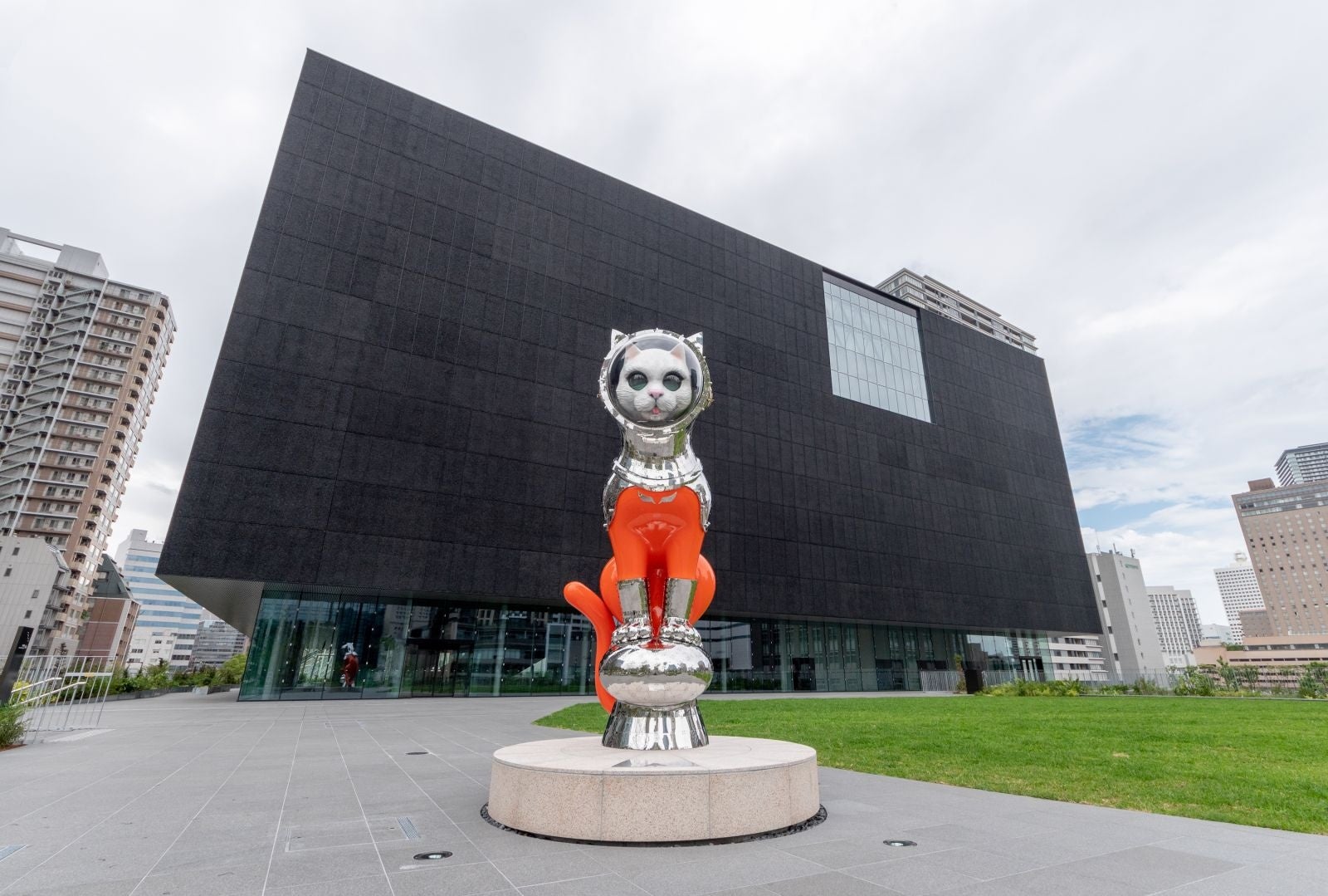 中之島美術館に設置されている《SHIP’S CAT (Muse)》