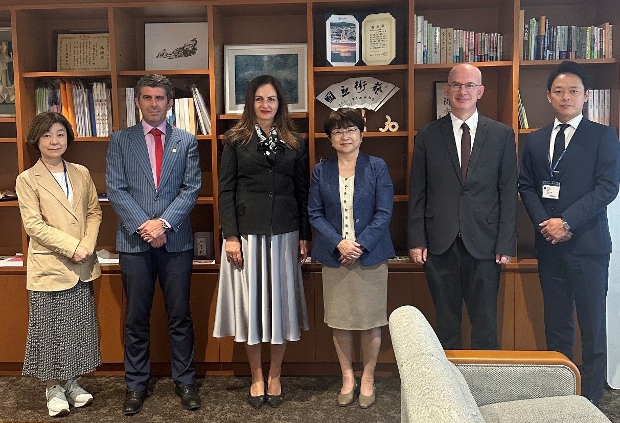 （左から)荒川副学長、Dr. Sefer Avdiaj、Mrs. Arberie Nagavci、吉川学長、Dr. Sabri Kicmari、中村課長