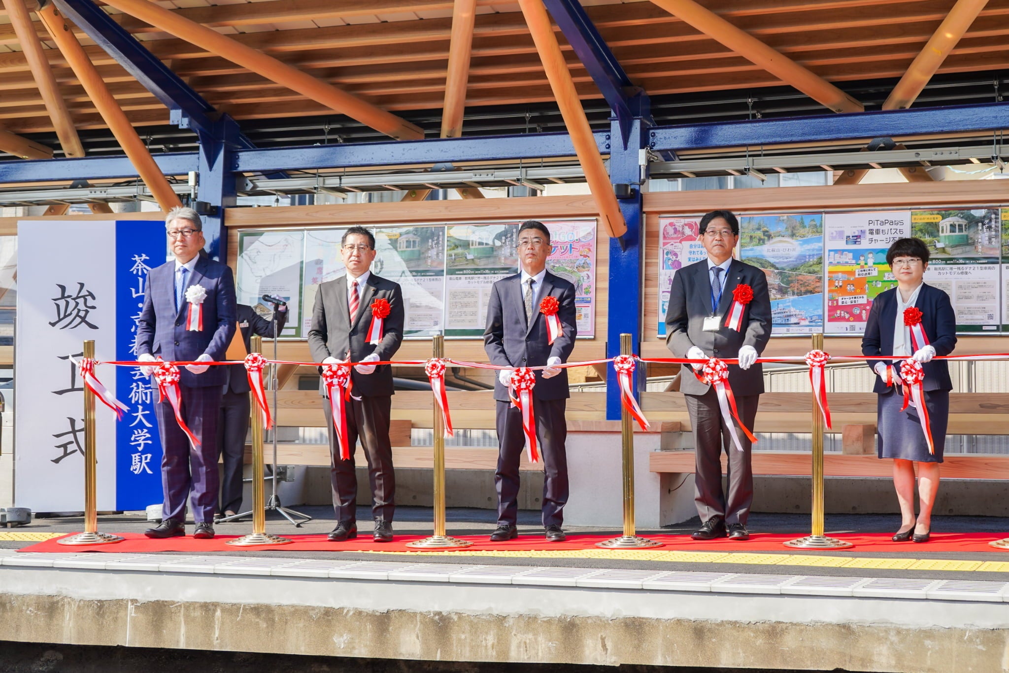 テープカットの様子