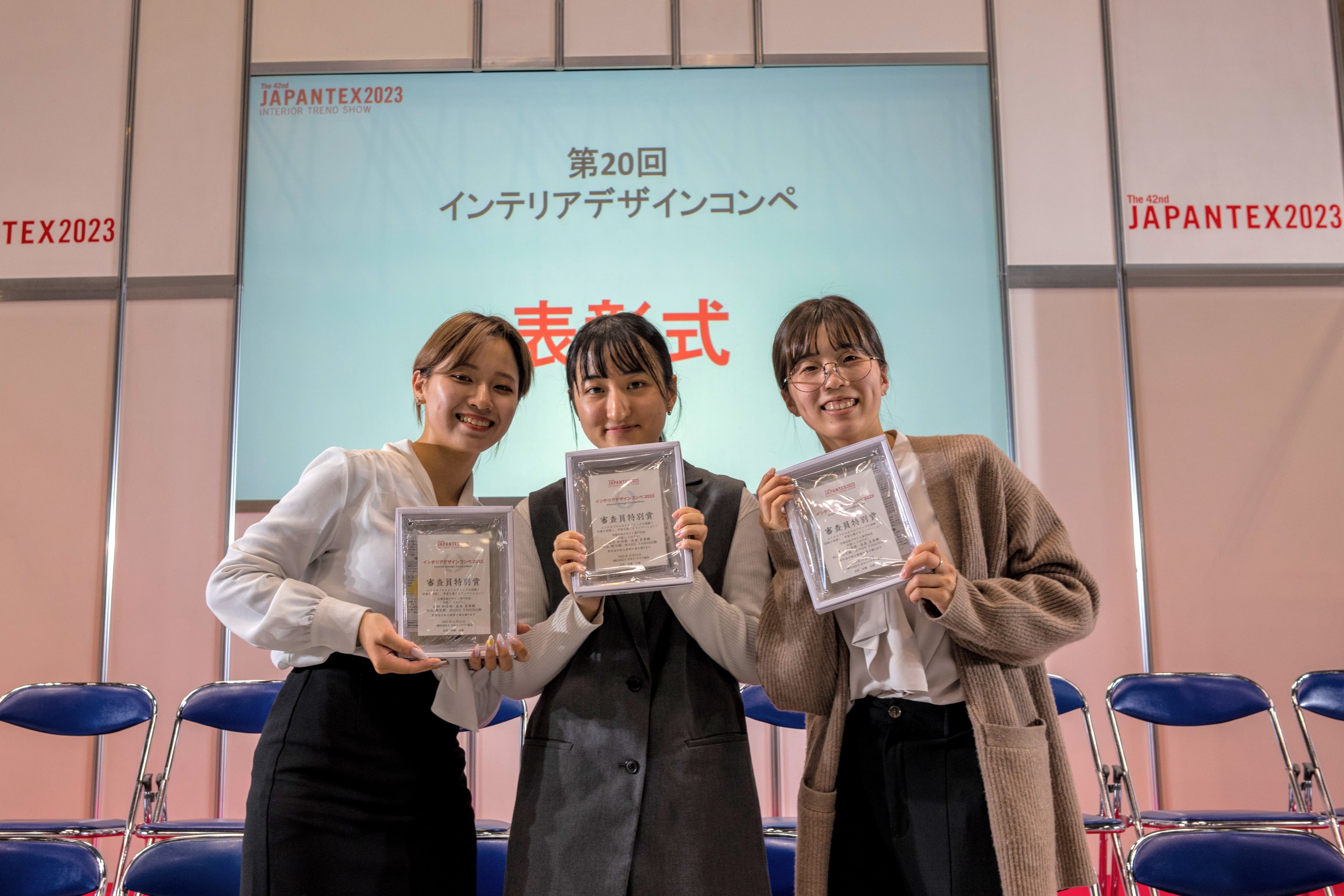 審査員特別賞「白鼠（しろねずみ）」チームの３名