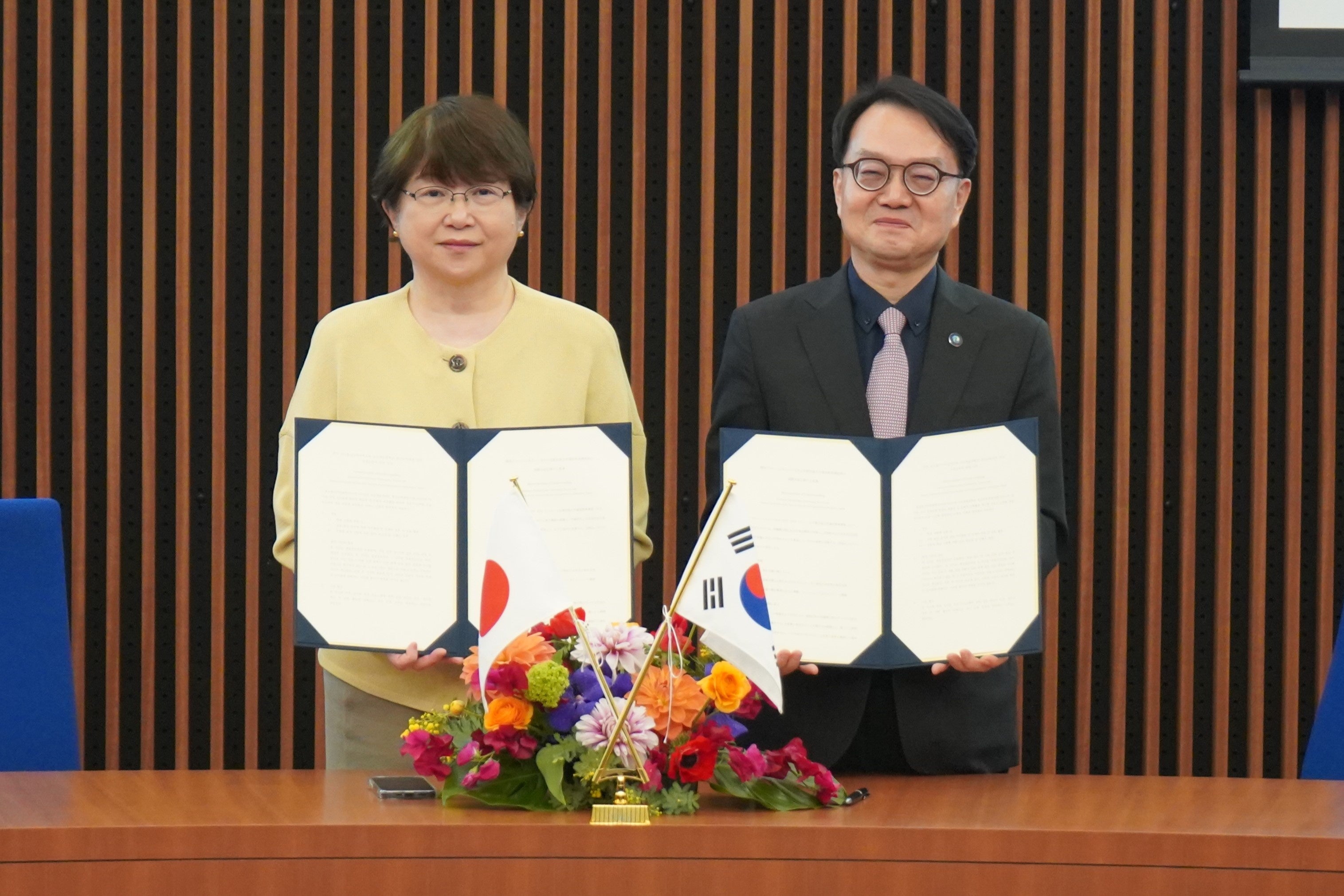 左：𠮷川左紀子学長、右：ユン・ビョンヨン学長