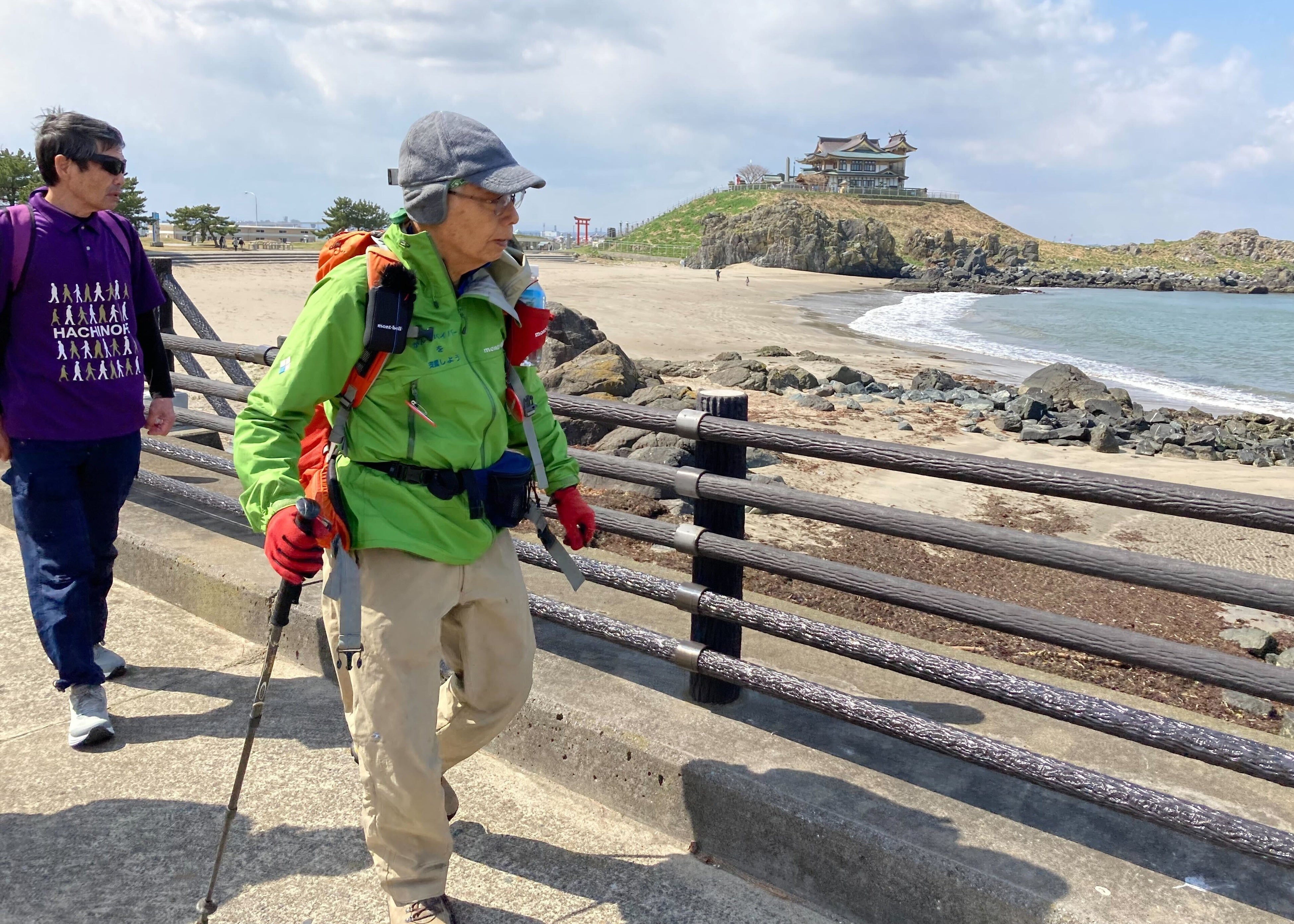 みちのく潮風トレイルを歩き出した垣添会長＝３月27日、青森県八戸