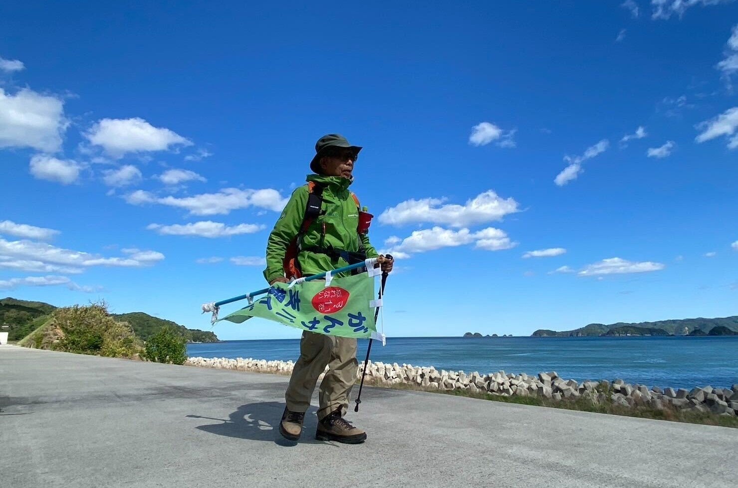 北上川河口部の防潮堤を歩く垣添会長＝５月２日、宮城県石巻市