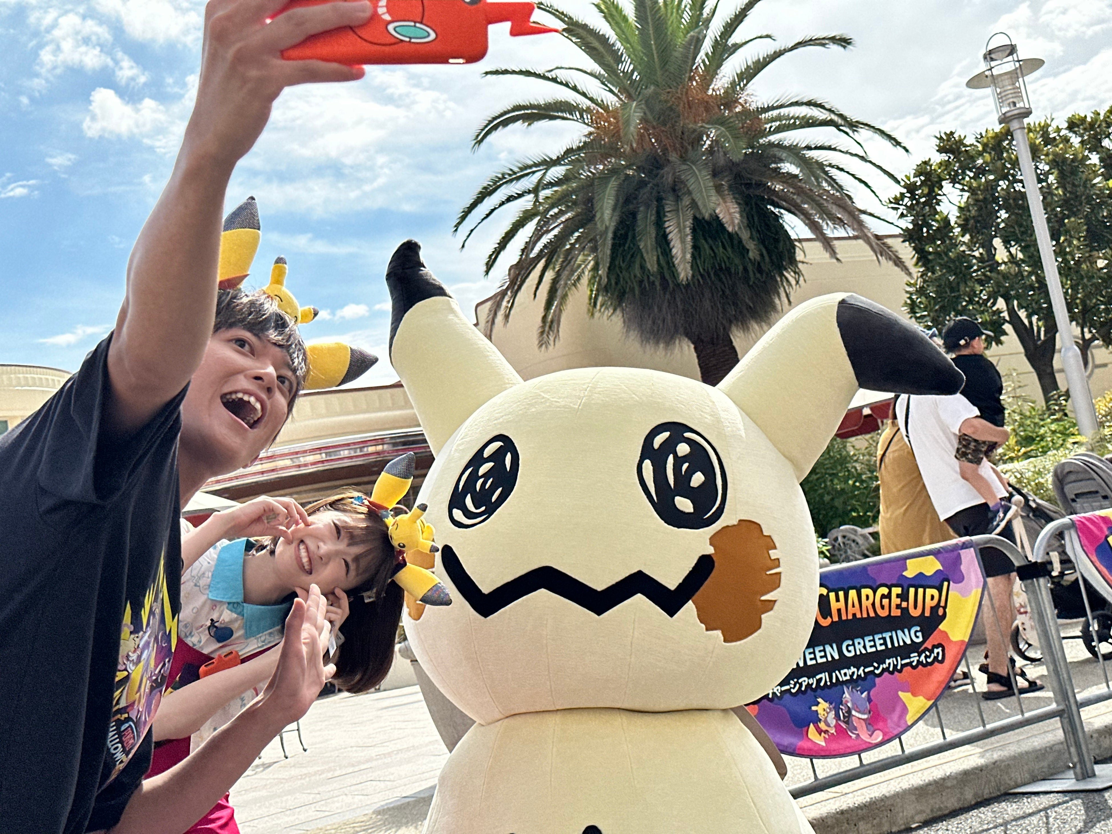 間近でみるポケモンたちに大興奮の2 人！