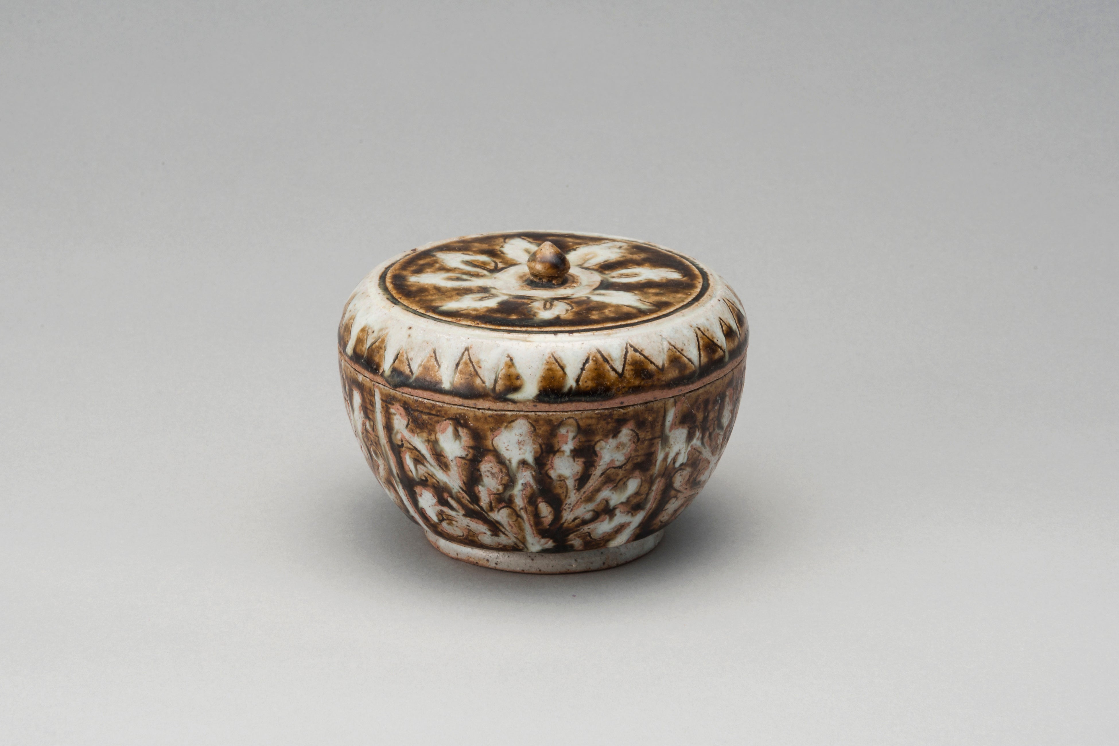 宋胡録鉄絵蓋物