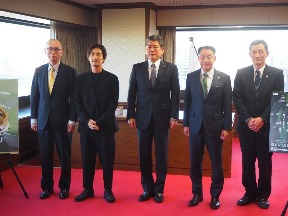 記念撮影の様子(左から株式会社小学館集英社プロダクション都築代表取締役社長、株式会社セイタロウデザイン山﨑代表取締役、古川法務大臣、篠田美祢市長、佐伯矯正局長）