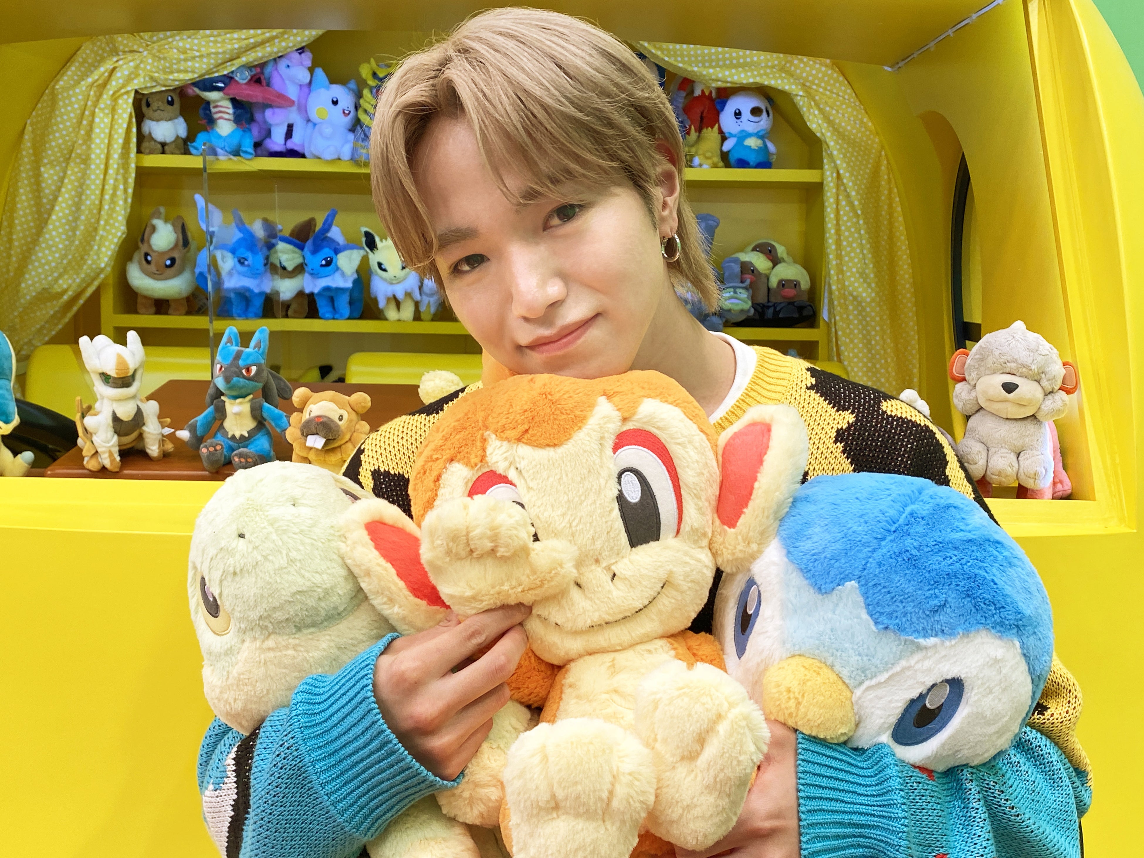 ポケモン大好きJO1の祥生くん！　どこいこっカーの前でぬいぐるみたちと記念に一枚！