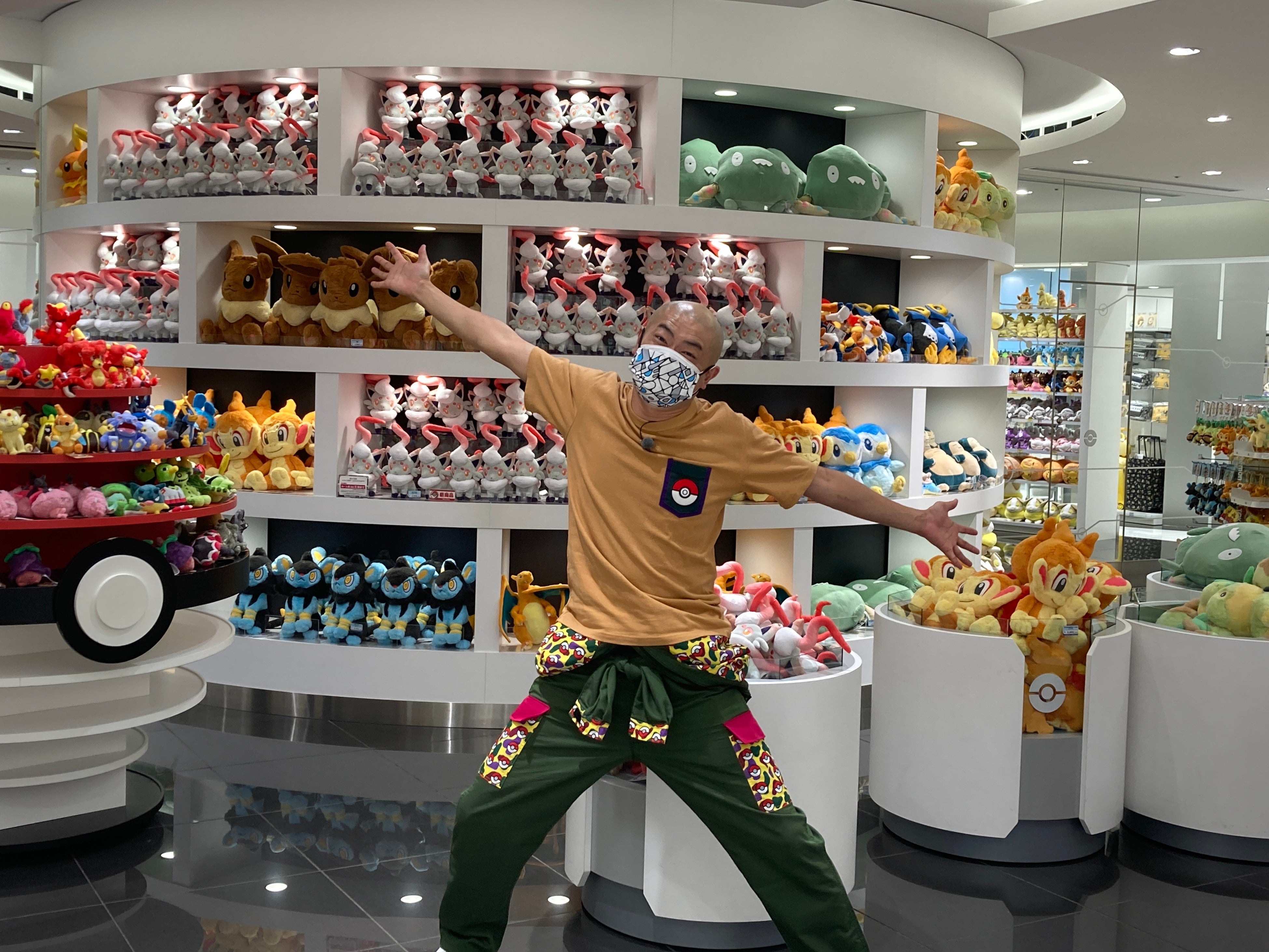 店内にあるたくさんのぬいぐるみの中から、オープン1周年記念のピカチュウを探すよ！！