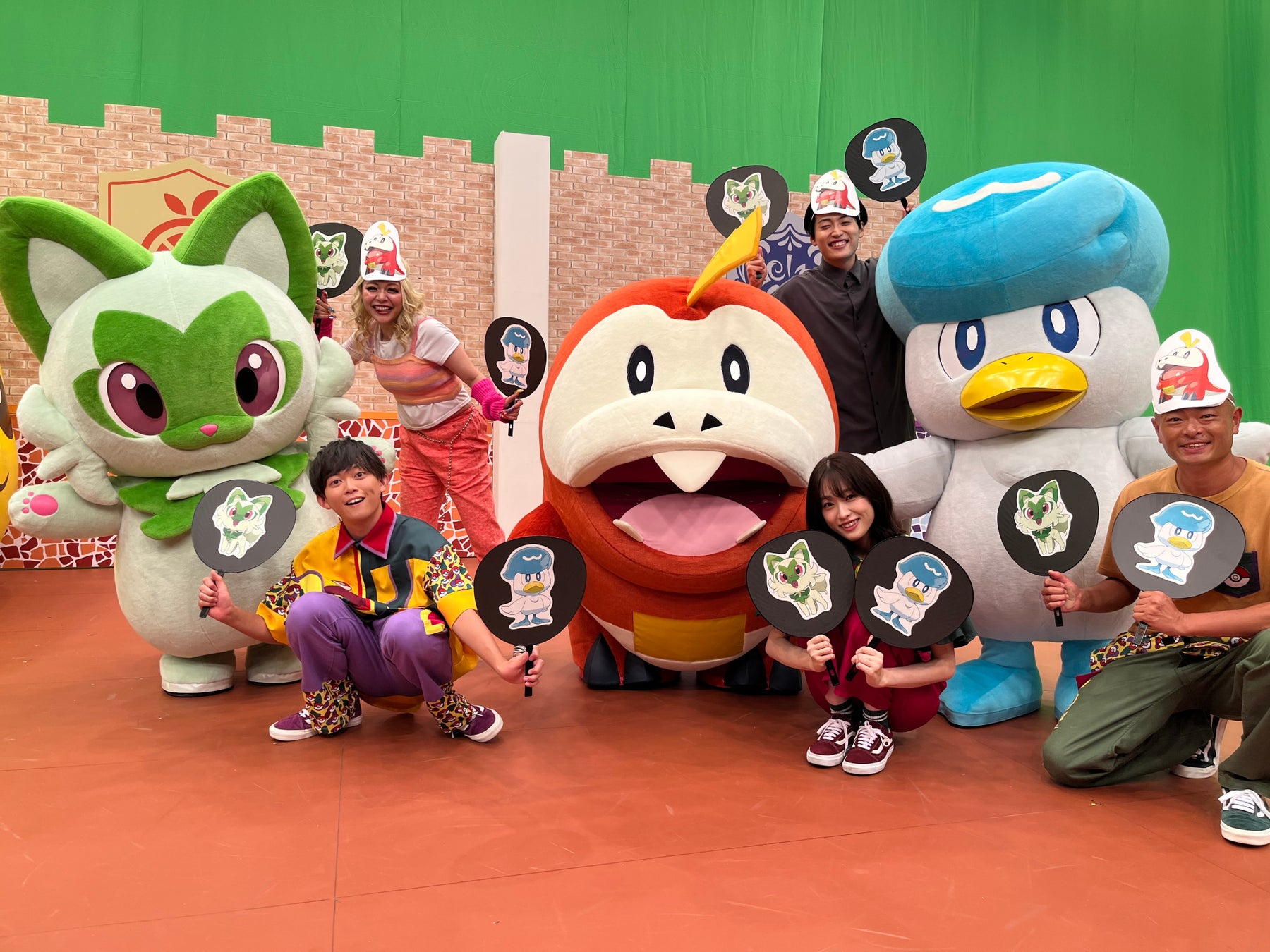 ポケットモンスター スカーレット バイオレット に登場する ニャオハ ホゲータ クワッスがポケどこに レインボー池田さん エルフ荒川さんと一緒に大盛り上がり 株式会社小学館集英社プロダクション Shopro のプレスリリース ポケットモンスター スカーレット バイオレット に登場する ニャオハ ホゲータ クワッスがポケどこに レインボー池田さん エルフ荒川さんと一緒に大盛り上がり 株式会社小学館集英社プロダクション Shopro のプレスリリース