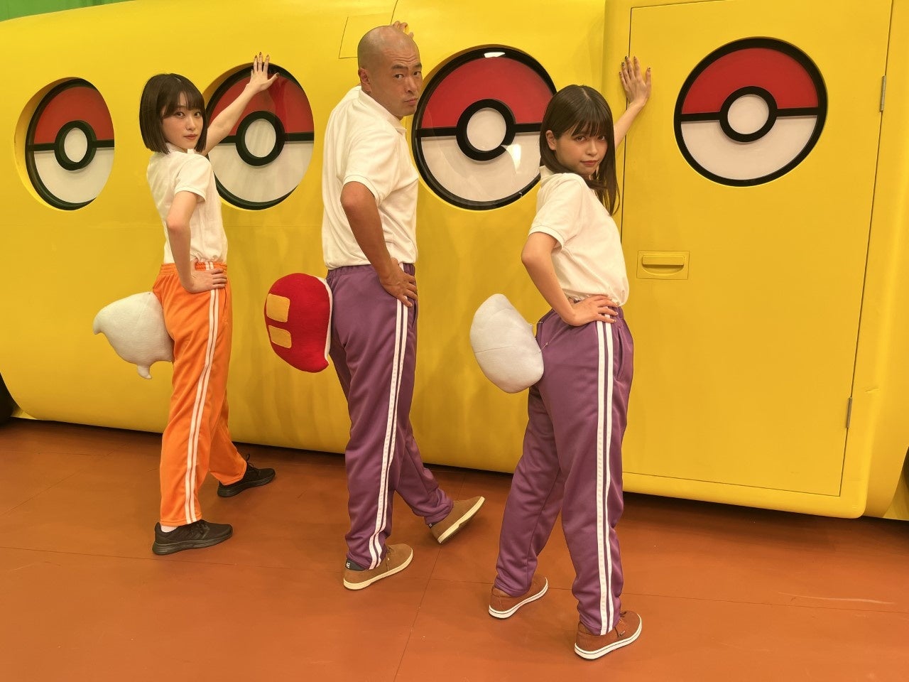 ニャオハ、ホゲータ、クワッスのしっぽのモチーフをつけて決めポーズ！！