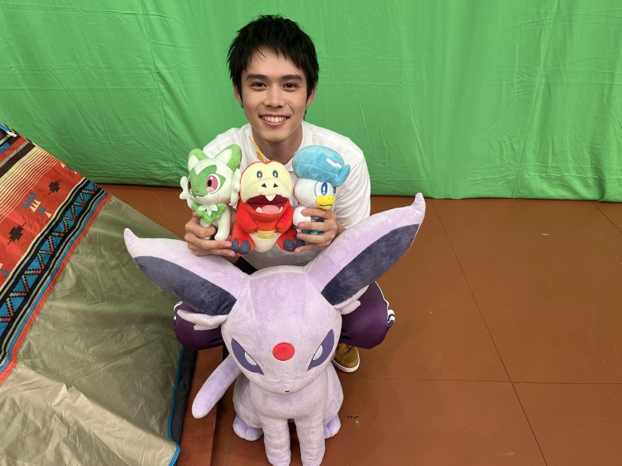 ニャオハ、ホゲータ、クワッスたちに囲まれて、ポケモン大好きな細田佳央太もにっこり！！