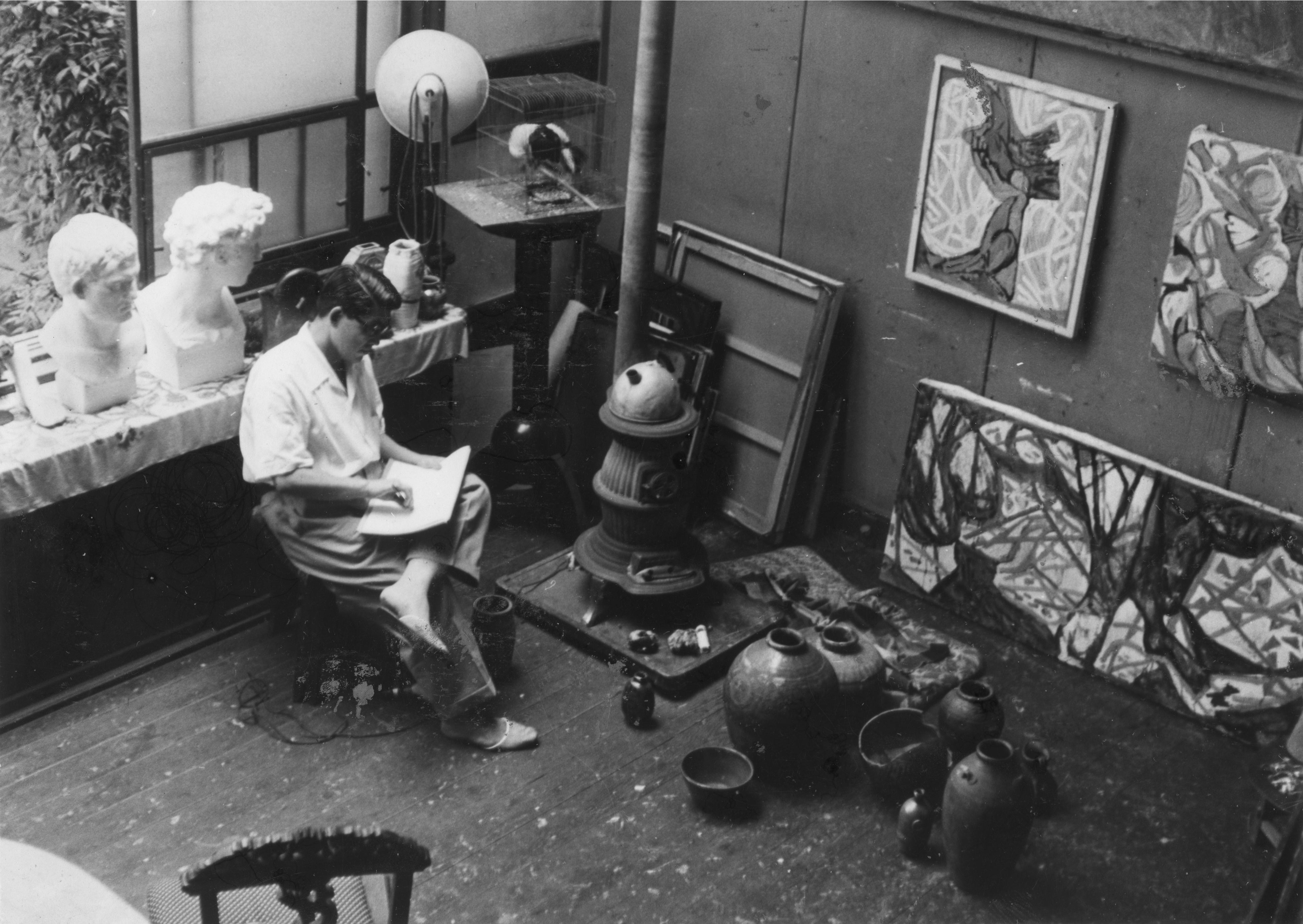 伊藤継郎、自宅アトリエにて。1940~1950年代