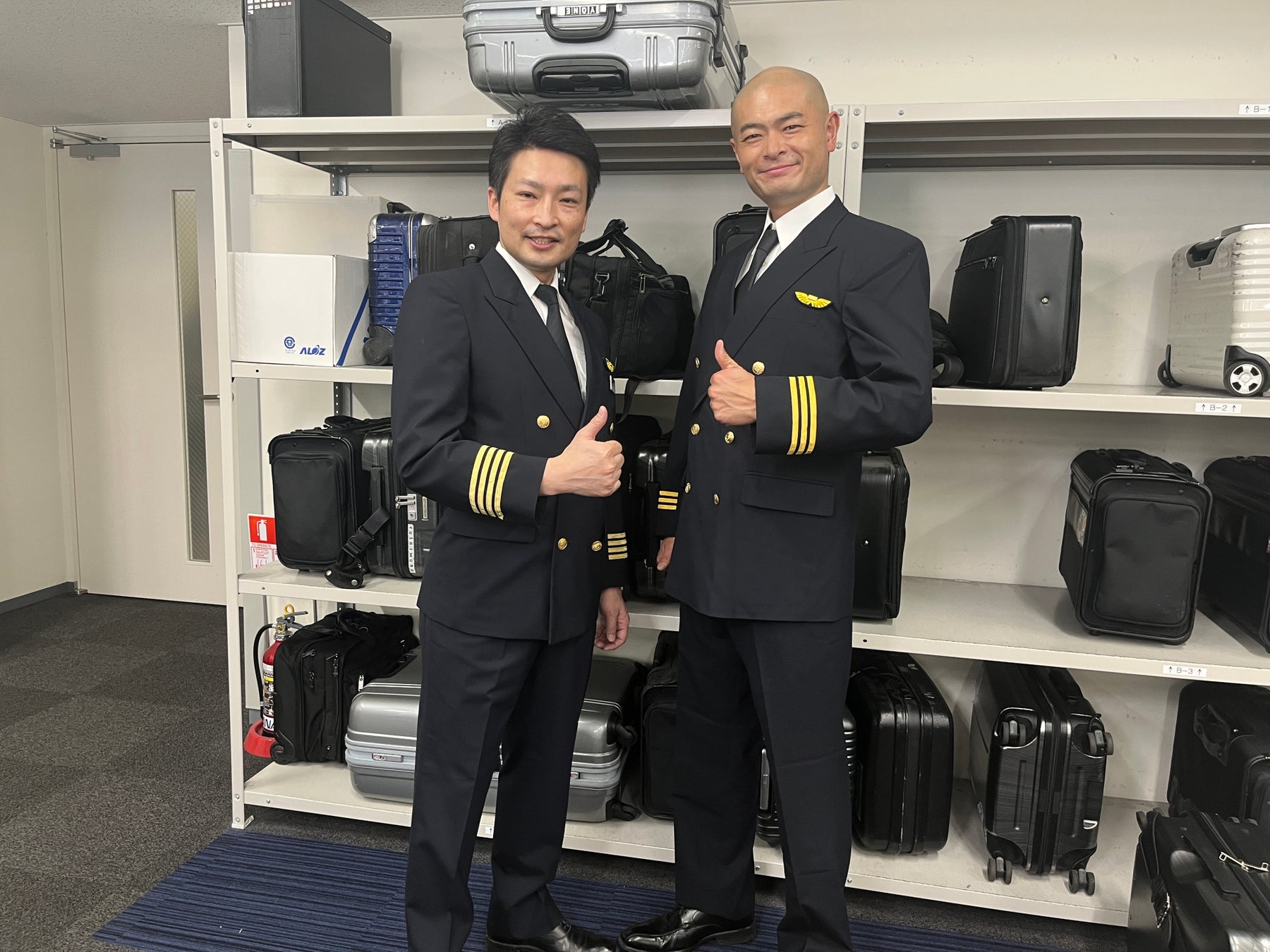 あばれる君が機長さんと制服を着て記念写真!